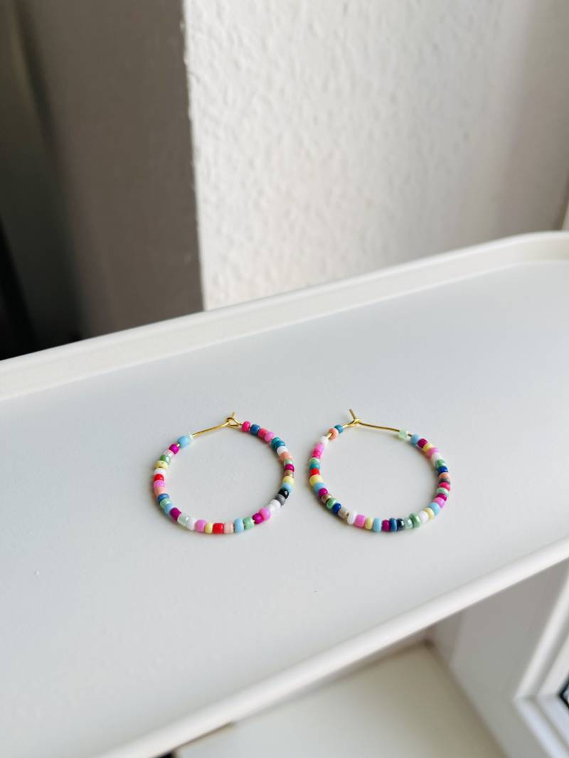 Bunte Creolen Ohrringe Gold - Handgemachte Statement Hoops Mit Regenbogen-Perlen, Sommer Schmuck von findkind