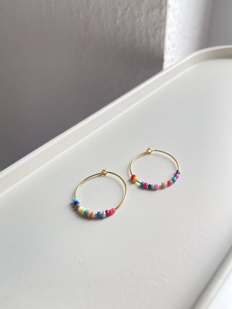 Goldene Creolen „Feuerwerk" Mit Mini Perlen Mix Goldschmuck Bunte Sommer Urlaubsschmuck Goldene Ohrringe von findkind
