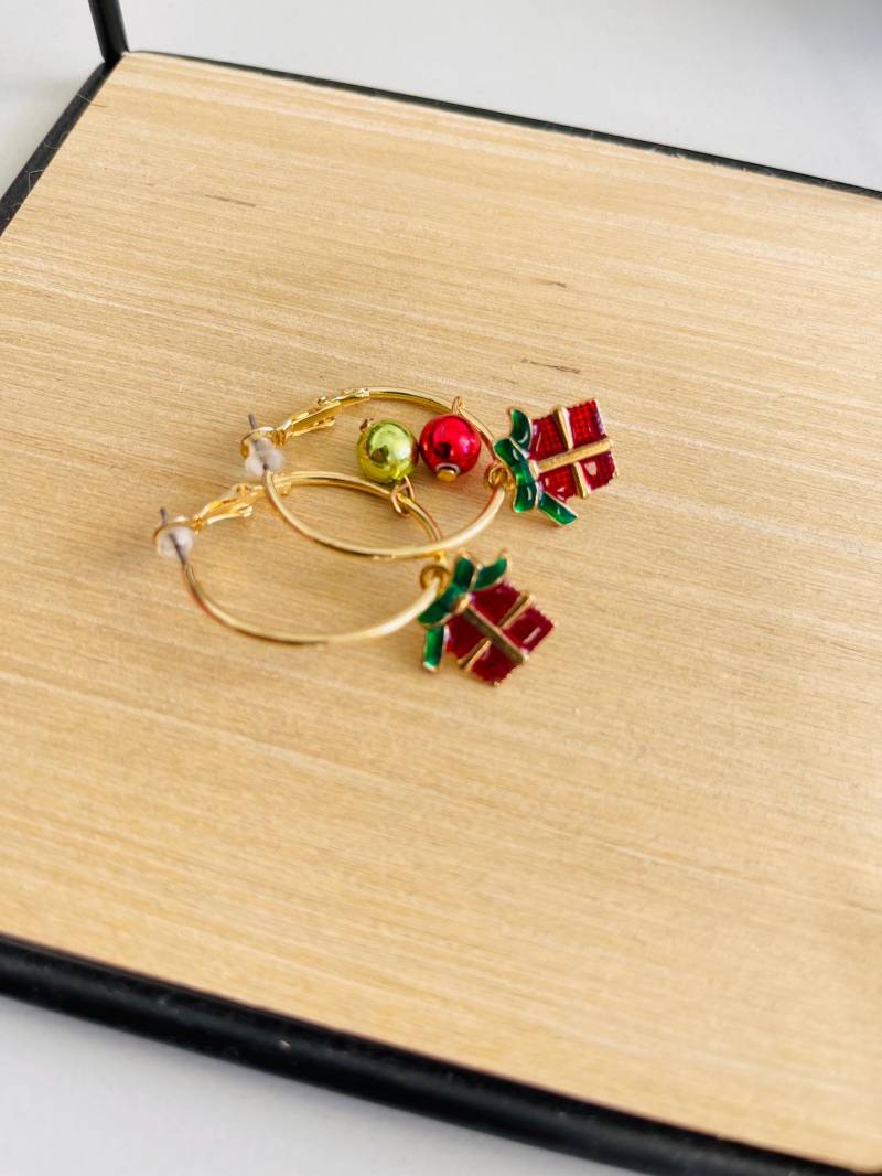 Goldene Creolen Mit Weihnachtlichen Charm Anhängern - Rotes Geschenk Weihnachtskugel- Gold Für Sie Goldene Creolen Mit Weihnachtlichen Charm Anhängern - Rotes Geschenk Weihnachtskugel- Gold Für Sie von findkind