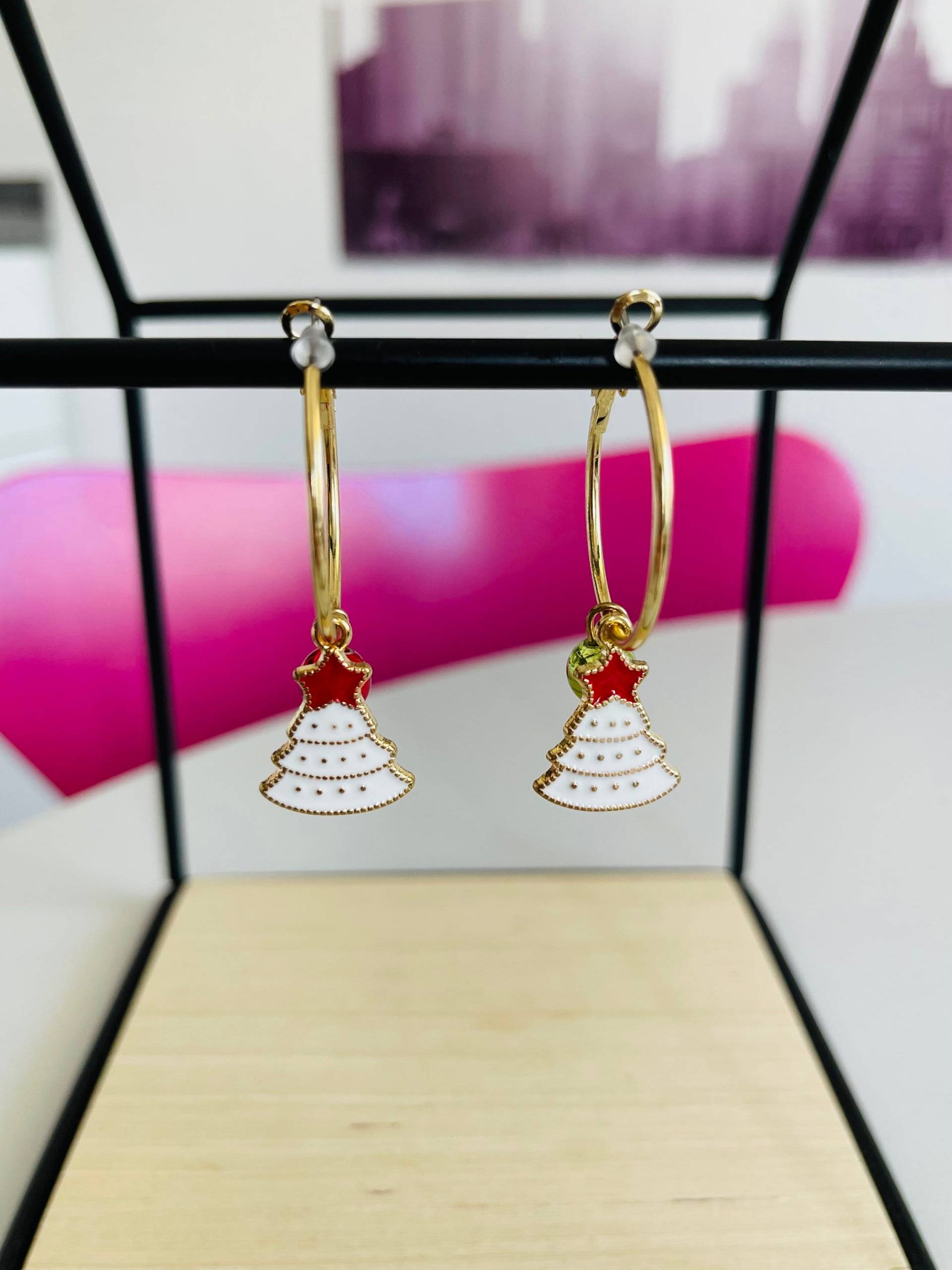 Goldene Creolen Mit Weihnachtlichen Charm Anhängern - Weihnachtsbaum Weihnachtskugel- Gold Geschenk Für Sie Goldene Creolen Mit Weihnachtlichen Charm Anhängern - Weihnachtsbaum Weihnachtskugel- Gold Geschenk Für Sie von findkind