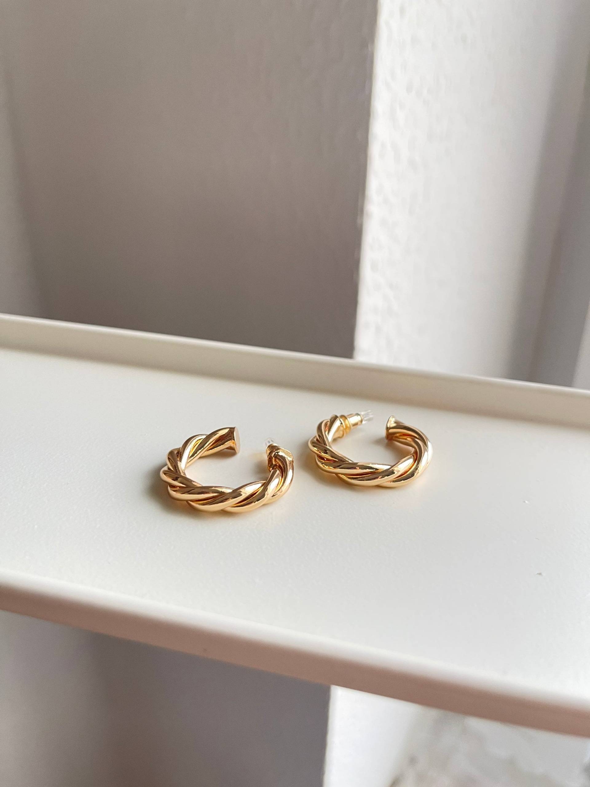 Goldene Gedrehte Creolen - Statement Hoop-Ohrringe, Handgemacht, Moderner Twist-Look von findkind