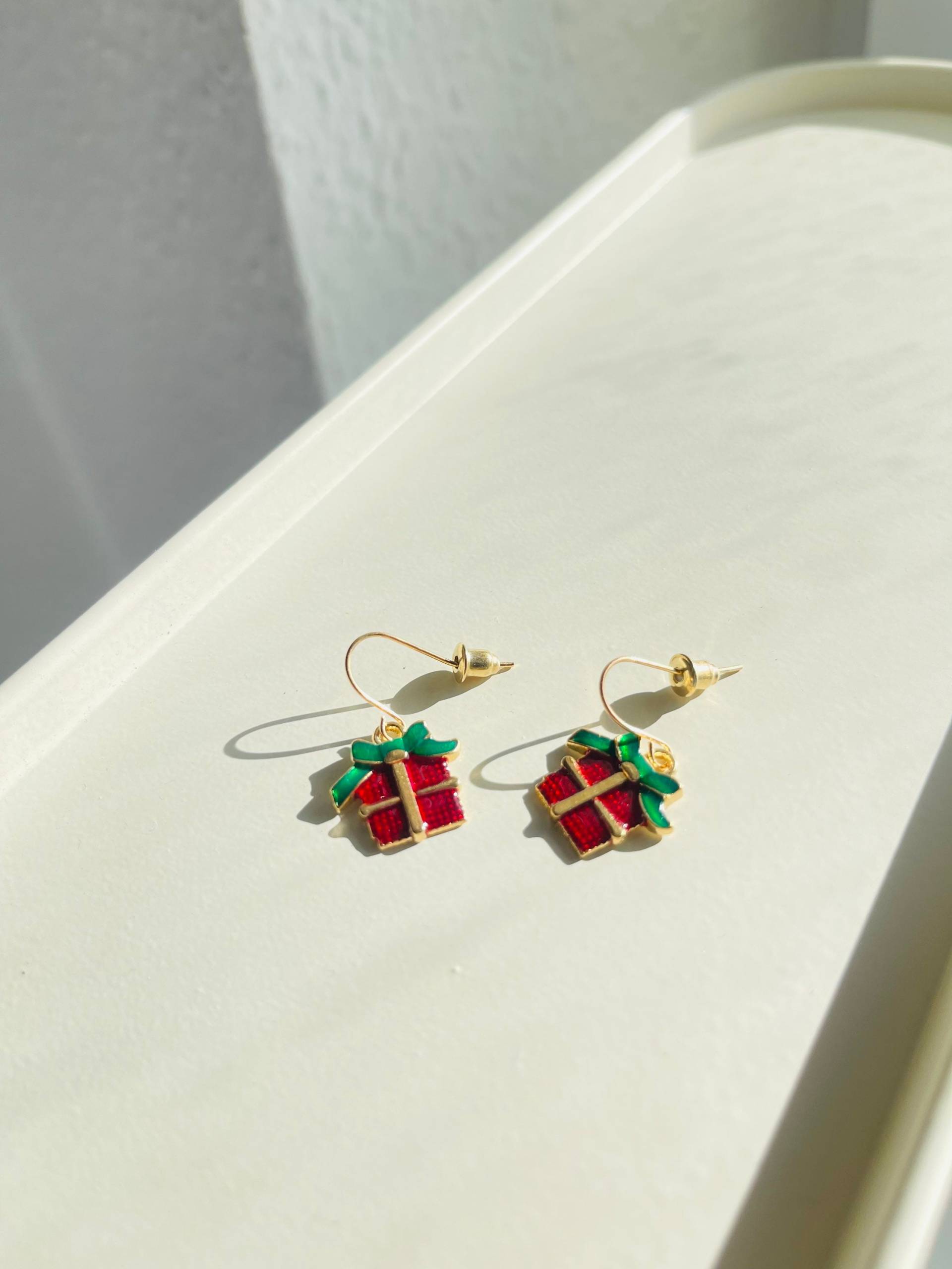 Goldene Hängeohrringe Mit Weihnachtlichen Charm Anhänger - Rotes Geschenk Ohrringe Anhängern Gold Für Sie Goldene Hängeohrringe Mit Weihnachtlichen Charm Anhänger - Rotes Geschenk Ohrringe Anhängern Gold Für Sie von findkind