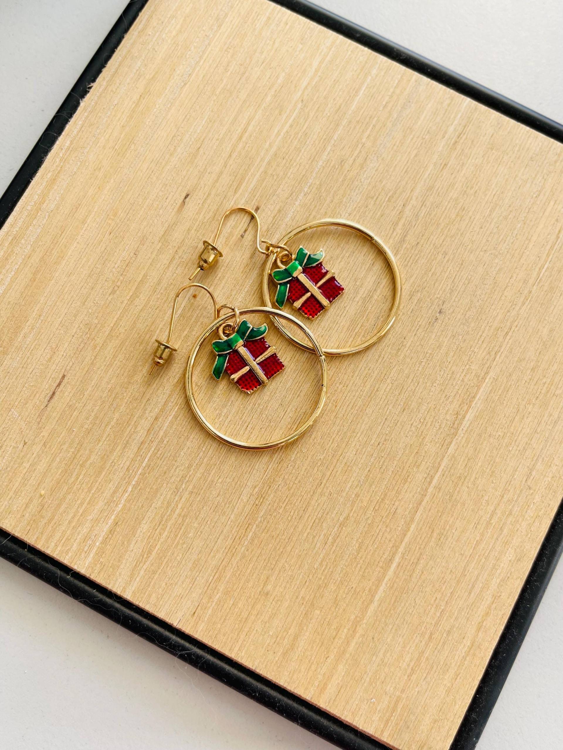 Goldene Hängeohrringe Mit Weihnachtlichen Charm Anhänger - Rotes Geschenk Ohrringe Anhängern Gold Für Sie Goldene Hängeohrringe Mit Weihnachtlichen Charm Anhänger - Rotes Geschenk Ohrringe Anhängern Gold Für Sie von findkind