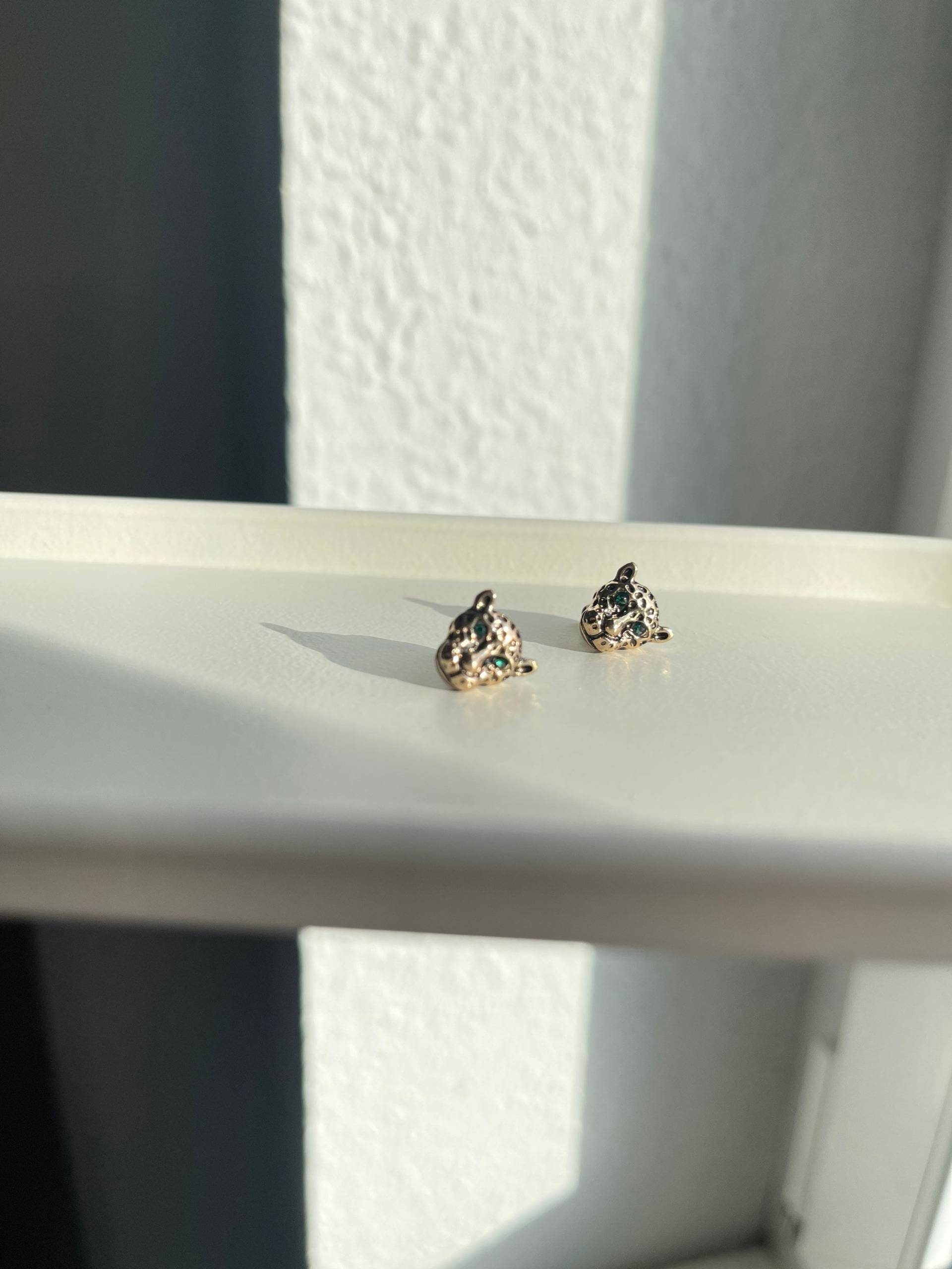 Goldene Löwen Ohrstecker Puma Gold Wildnis Afrika Schmuck Tierkopf Ohrring Tier Goldene Löwen Ohrstecker Puma Gold Wildnis Afrika Schmuck Tierkopf Ohrring Tier von findkind