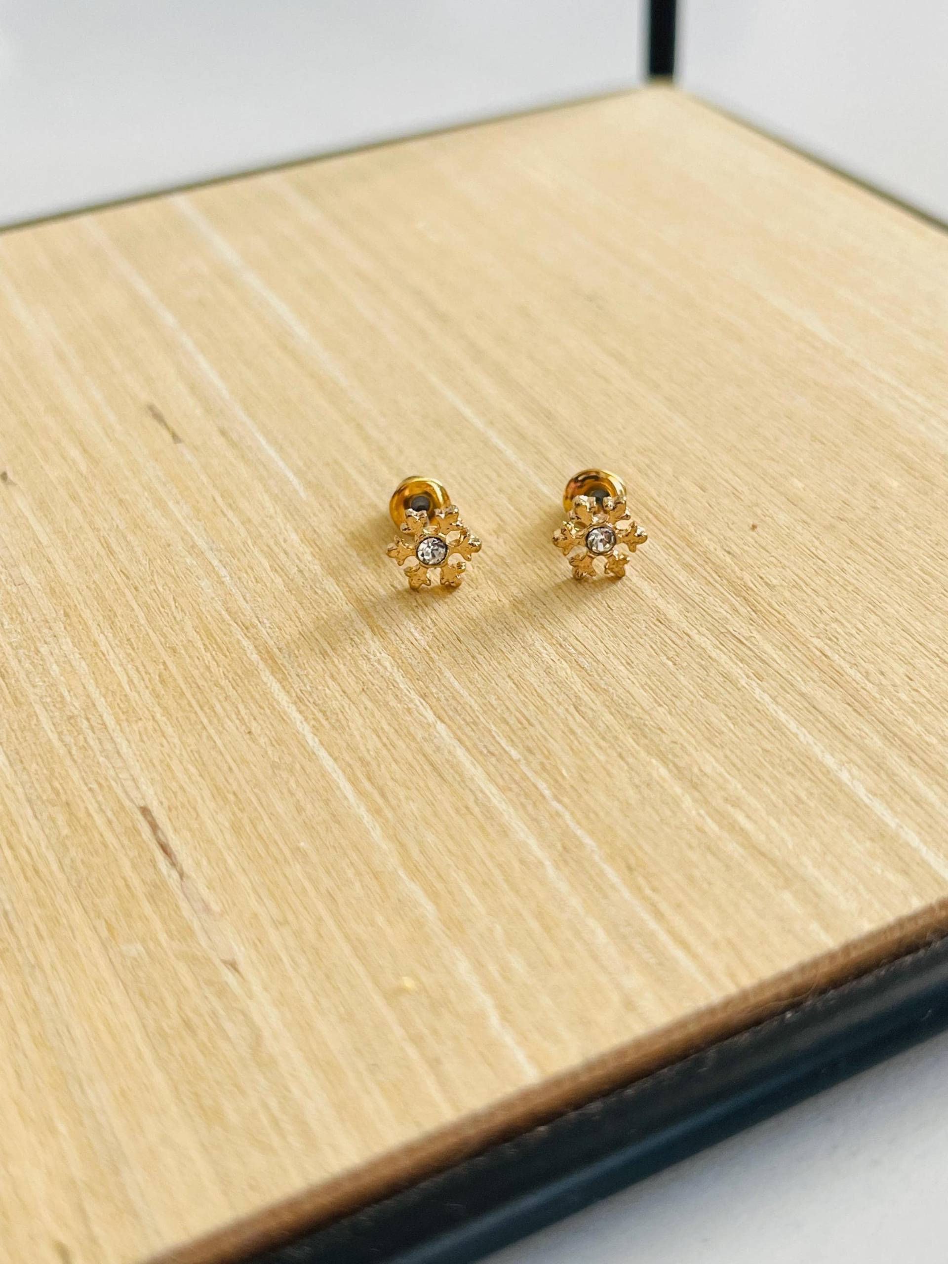 Kleine Goldene Glitzer Schneeflocken Ohrstecker - Mini Gold Weihnachtlicher Ohrschmuck Kleine Goldene Glitzer Schneeflocken Ohrstecker - Mini Gold Weihnachtlicher Ohrschmuck von findkind