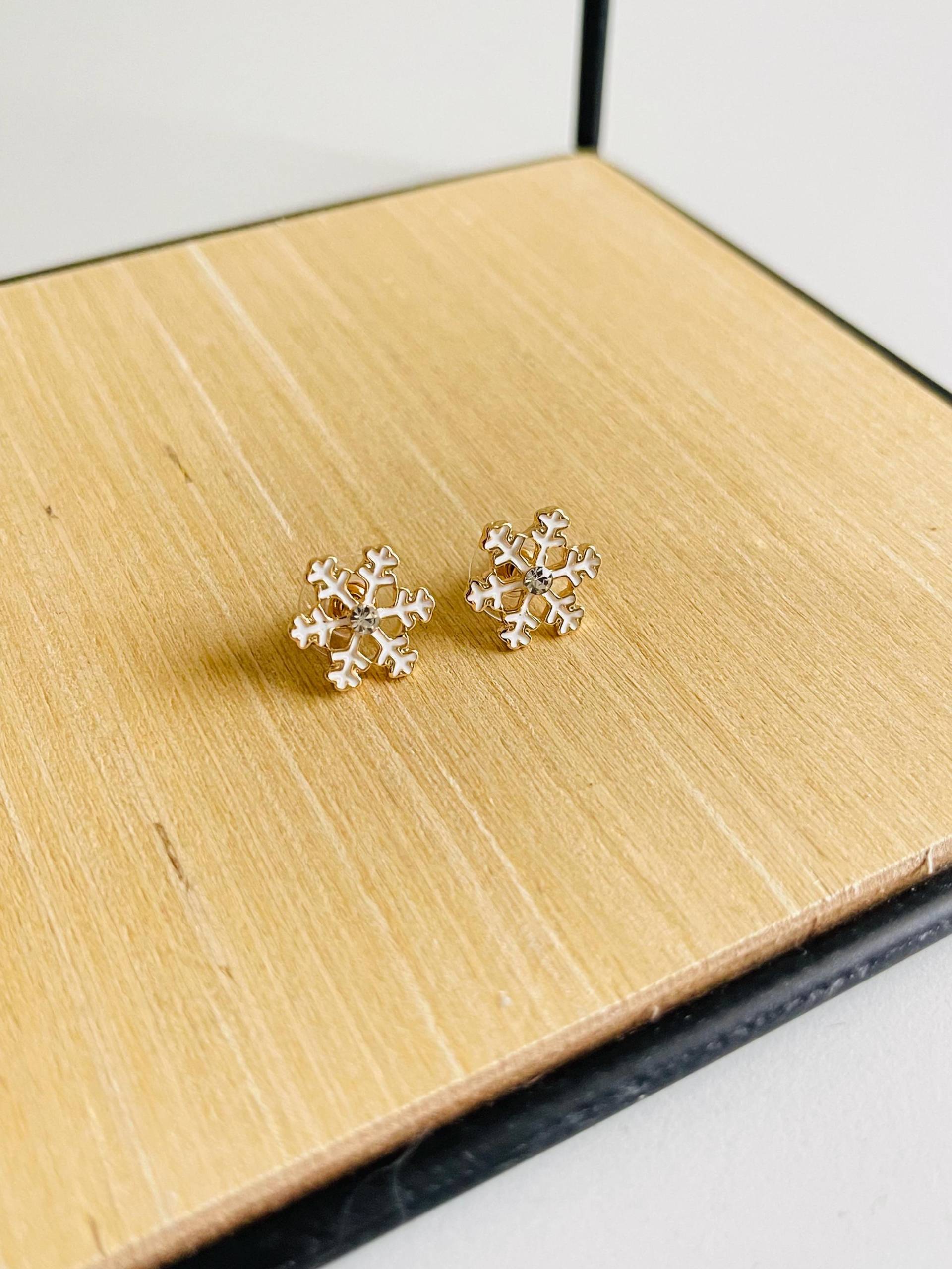 Kleine Goldene Glitzer Schneeflocken Ohrstecker - Mini Gold Weihnachtlicher Ohrschmuck Kleine Goldene Glitzer Schneeflocken Ohrstecker - Mini Gold Weihnachtlicher Ohrschmuck von findkind