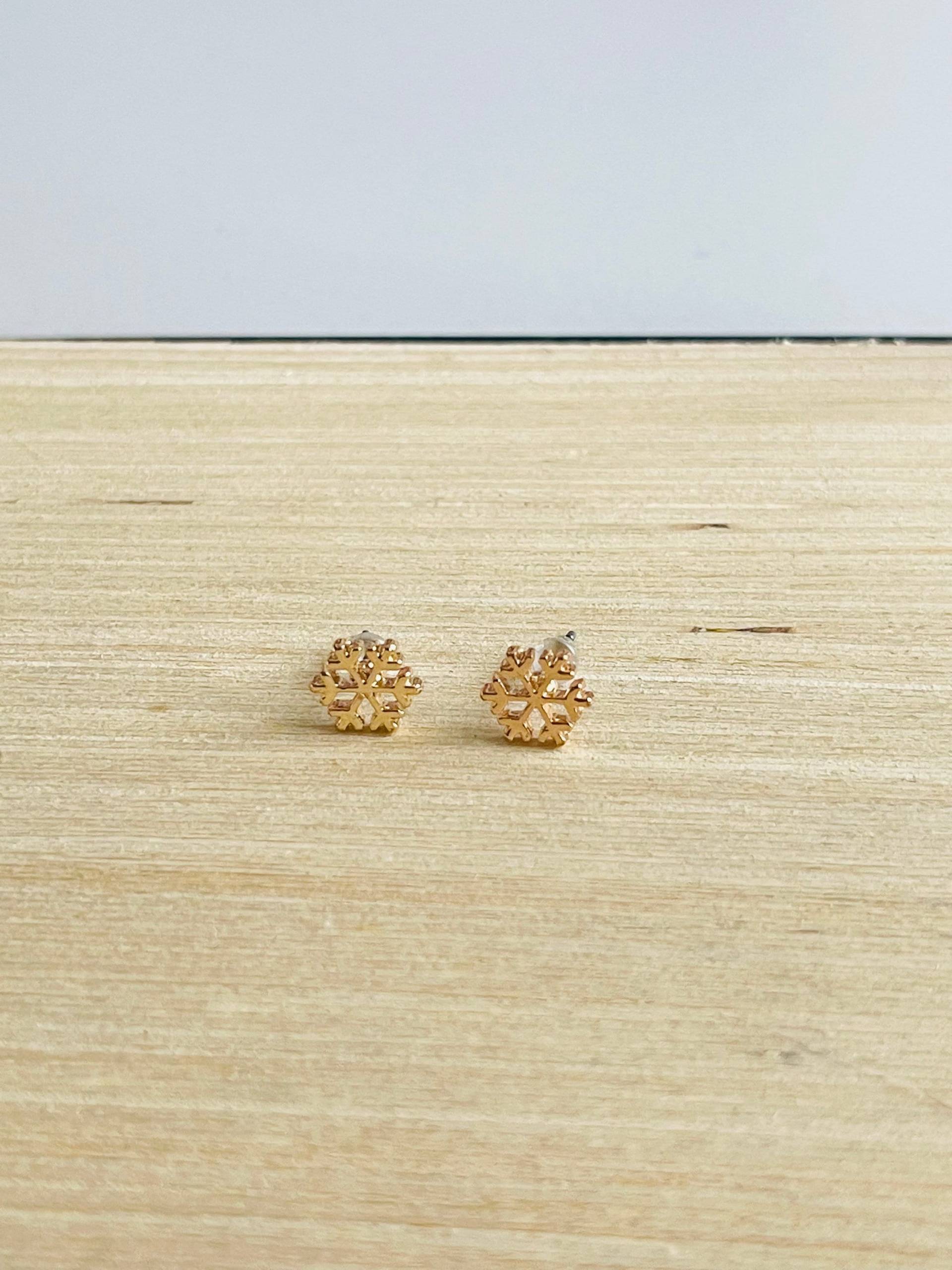 Kleine Goldene Schneeflocken Ohrstecker - Mini Gold Weihnachtlicher Ohrschmuck Geschenk Kleine Goldene Schneeflocken Ohrstecker - Mini Gold Weihnachtlicher Ohrschmuck Geschenk von findkind
