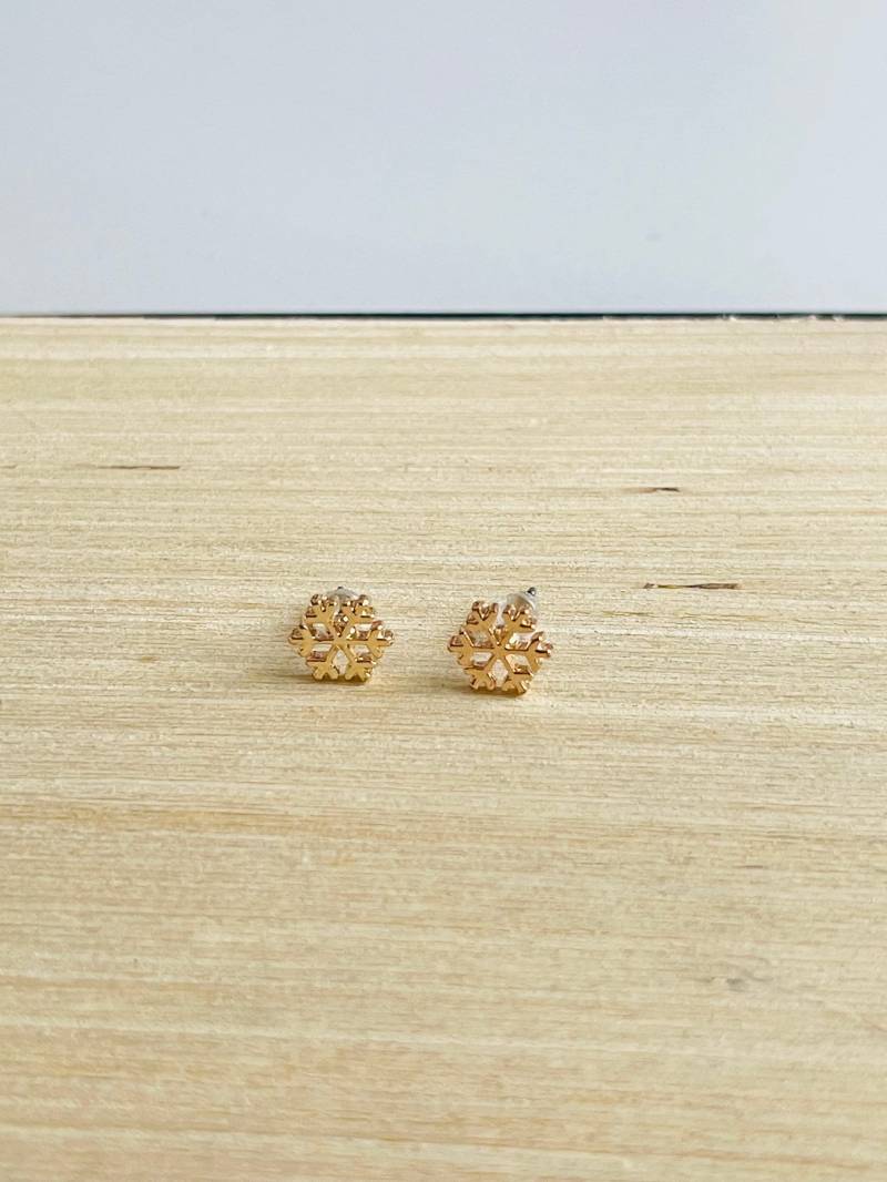 Kleine Goldene Schneeflocken Ohrstecker - Mini Gold Weihnachtlicher Ohrschmuck Geschenk von findkind