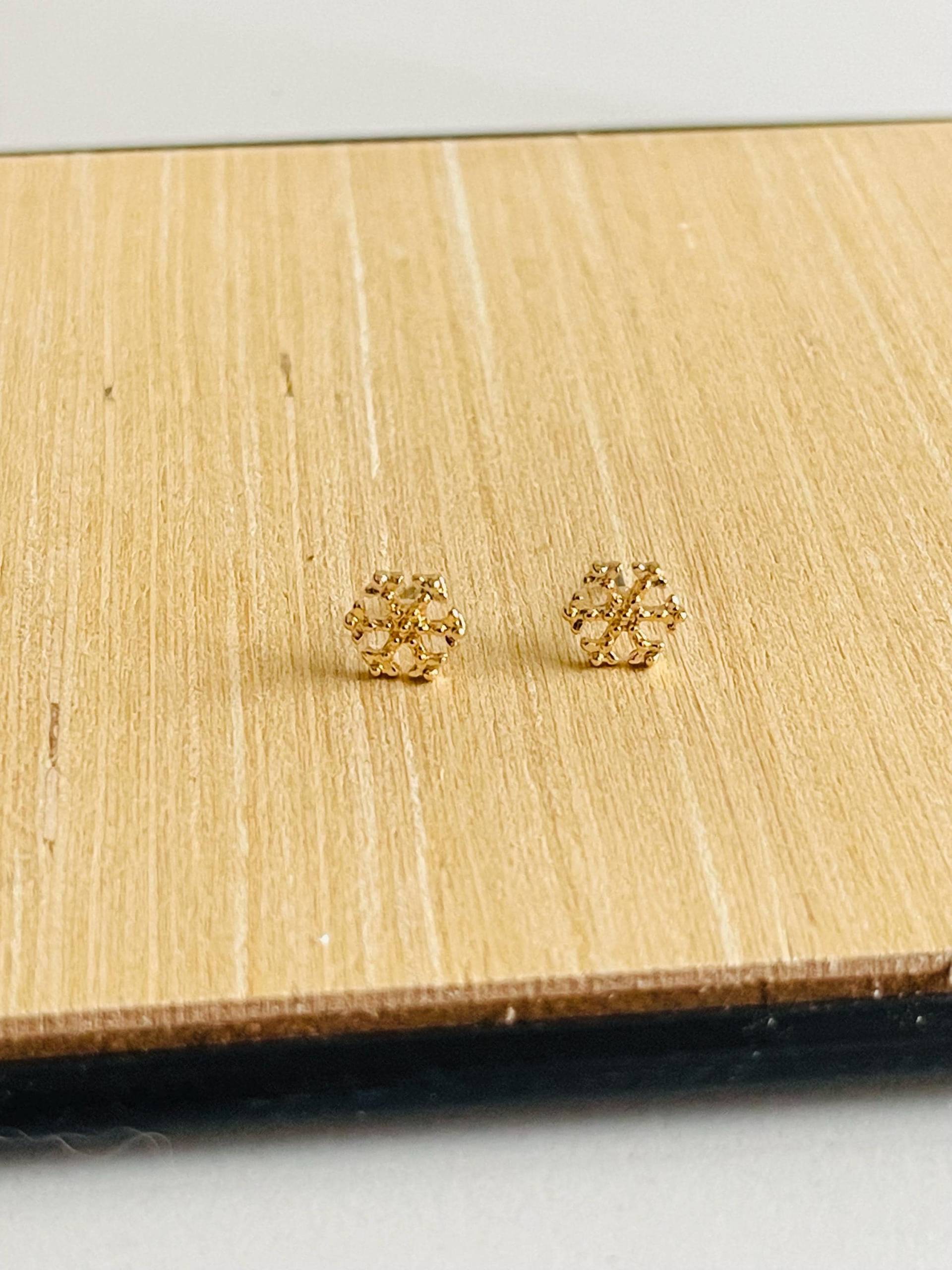 Kleine Goldene Schneeflocken Ohrstecker - Mini Gold Weihnachtlicher Ohrschmuck Geschenk Kleine Goldene Schneeflocken Ohrstecker - Mini Gold Weihnachtlicher Ohrschmuck Geschenk von findkind