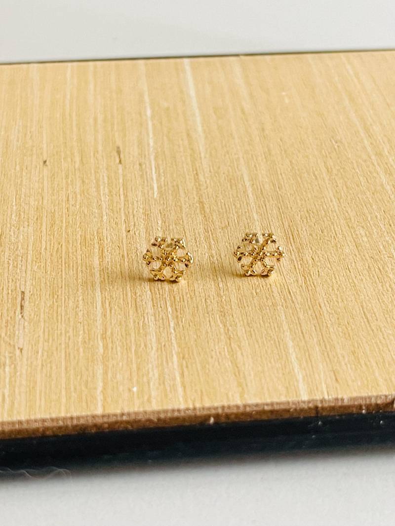 Kleine Goldene Schneeflocken Ohrstecker - Mini Gold Weihnachtlicher Ohrschmuck Geschenk von findkind