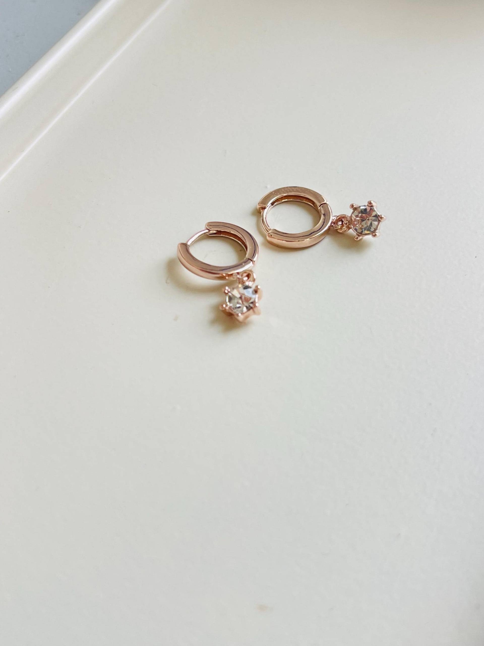 Kleine Roségoldene Creolen Mit Zirkonia Anhänger Valentinstag Geschenk Für Sie Ohrringe Filigran Roségoldener Ohrschmuck von findkind