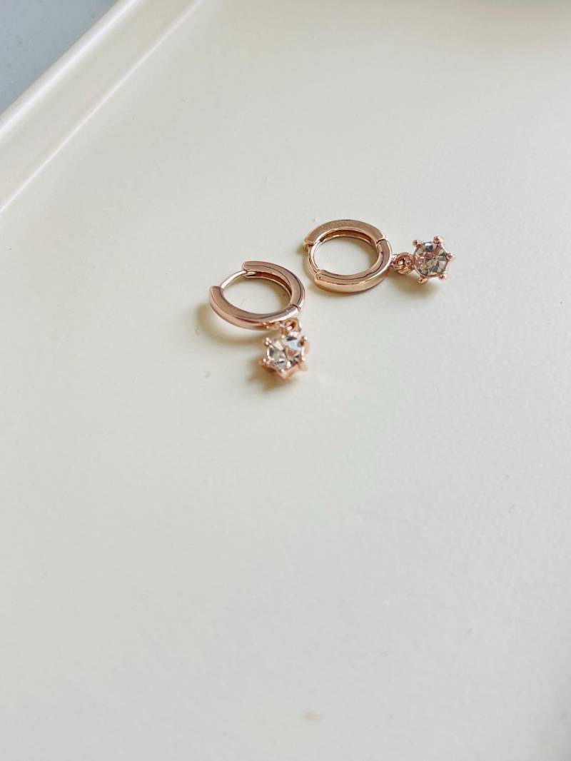 Kleine Roségoldene Creolen Mit Zirkonia Anhänger Valentinstag Geschenk Für Sie Ohrringe Filigran Roségoldener Ohrschmuck von findkind