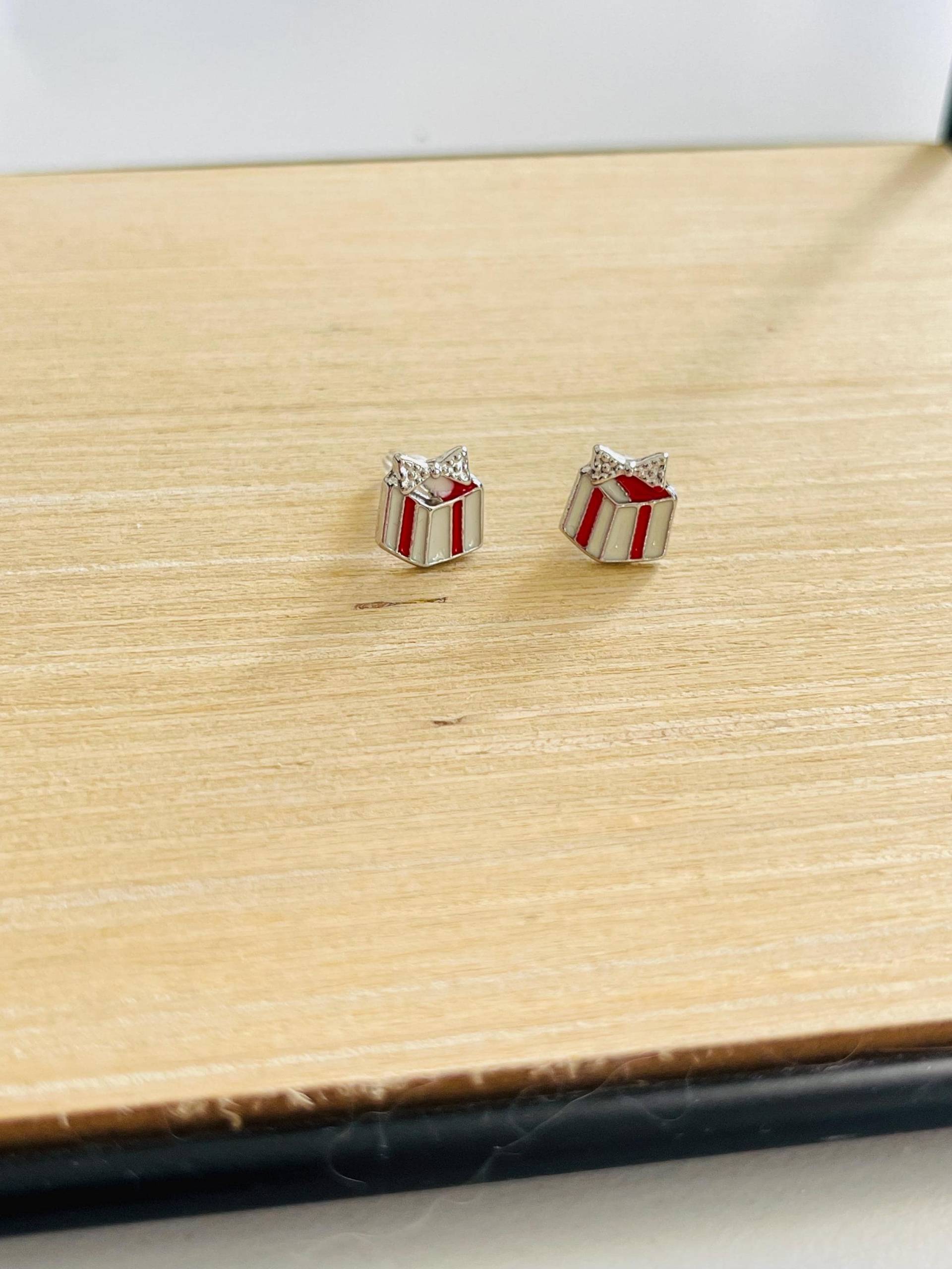 Ohrstecker Silber Mit Geschenkemotiv Weihnachten Geschenkohrstecker Rot Weiß Weihnachtlicher Schmuck Geschenk Schleife Ohrstecker Silber Mit Geschenkemotiv Weihnachten Geschenkohrstecker Rot Weiß Weihnachtlicher Schmuck Geschenk Schleife von findkind