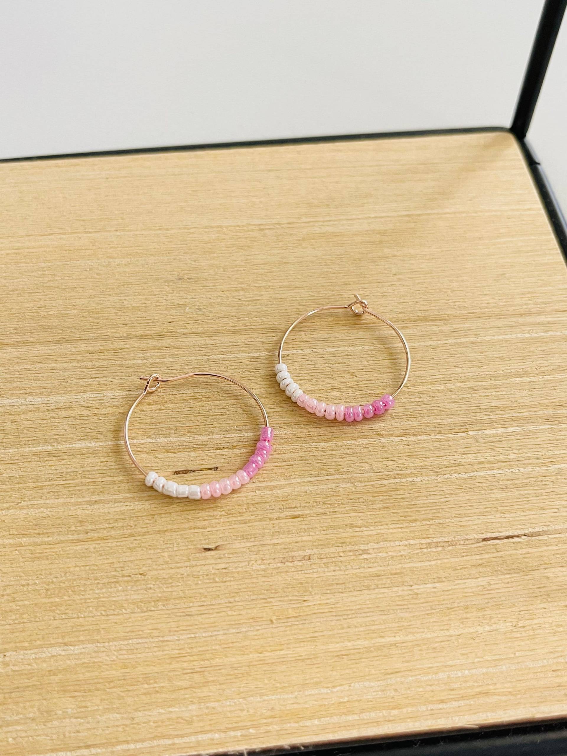 Roségoldene Creolen „ Love " Mit Bunten Glasperlen Perlenschmuck Silberschmuck Ohrringe Perlen von findkind