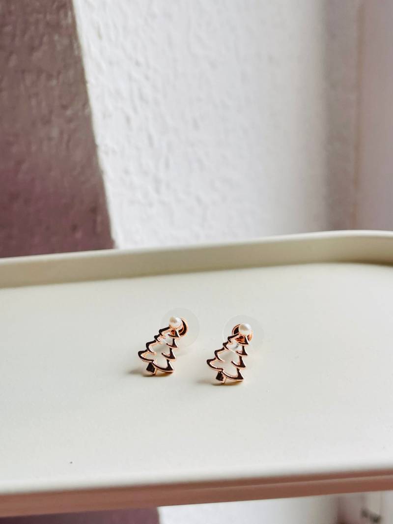 Roségoldene Ohrstecker Tannenbaum Mit Weißer Perle Roségold Weihnachten Weihnachtlicher Schmuck Ohrringe Rosé Roségoldene Ohrstecker Tannenbaum Mit Weißer Perle Roségold Weihnachten Weihnachtlicher Schmuck Ohrringe Rosé von findkind