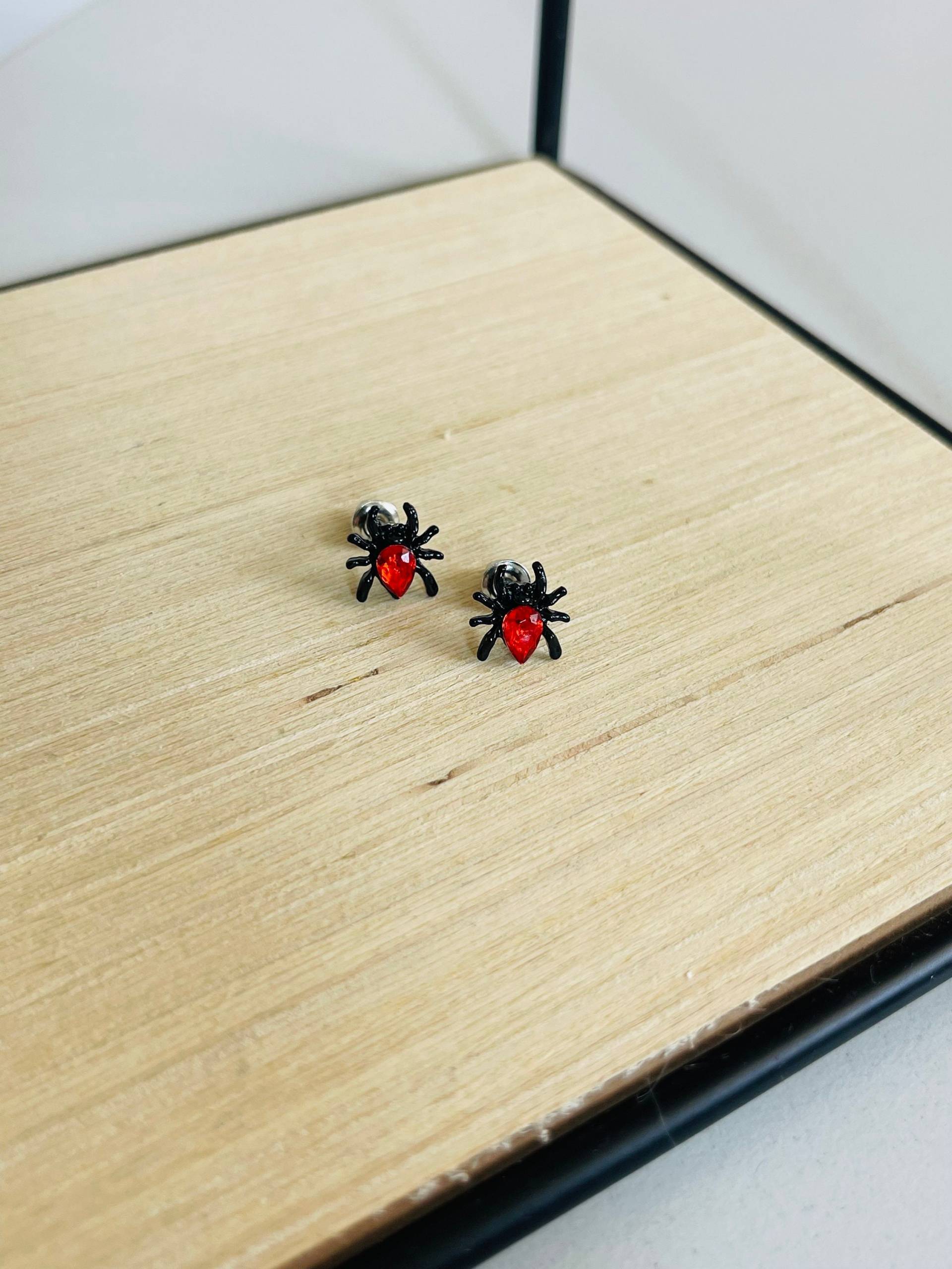 Schwarze Spinnen Ohrstecker Mit Rotem Stein - Halloween Schmuck Accessoires Spinne Schwarze Spinnen Ohrstecker Mit Rotem Stein - Halloween Schmuck Accessoires Spinne von findkind