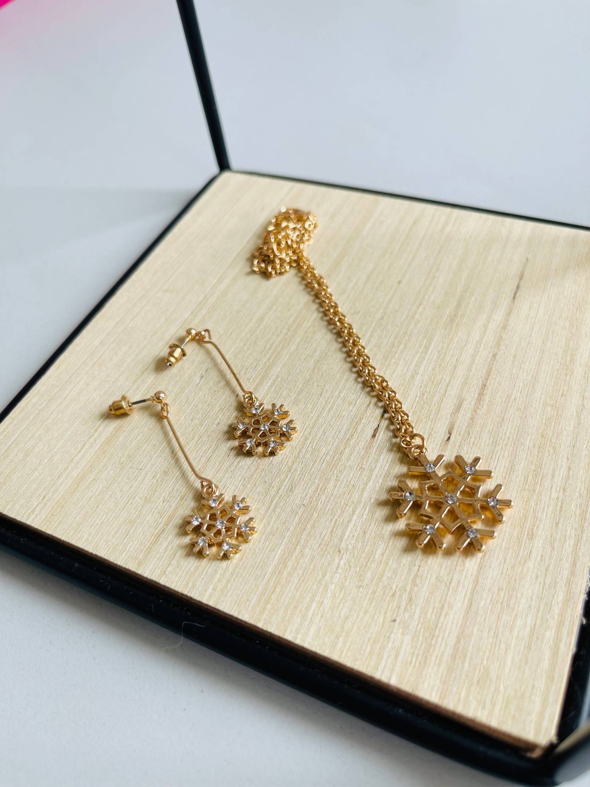 Set Weihnachtliche Kette Mit Schneeflocken Anhänger Und Hängeohrringen - Goldene Gliederkette Charm Goldkette Set Weihnachtliche Kette Mit Schneeflocken Anhänger Und Hängeohrringen - Goldene Gliederkette Charm Goldkette von findkind