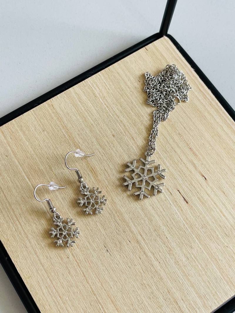 Set Weihnachtliche Kette Mit Schneeflocken Anhänger Und Hängeohrringen - Silber Gliederkette Charm Silberkette Set Weihnachtliche Kette Mit Schneeflocken Anhänger Und Hängeohrringen - Silber Gliederkette Charm Silberkette von findkind