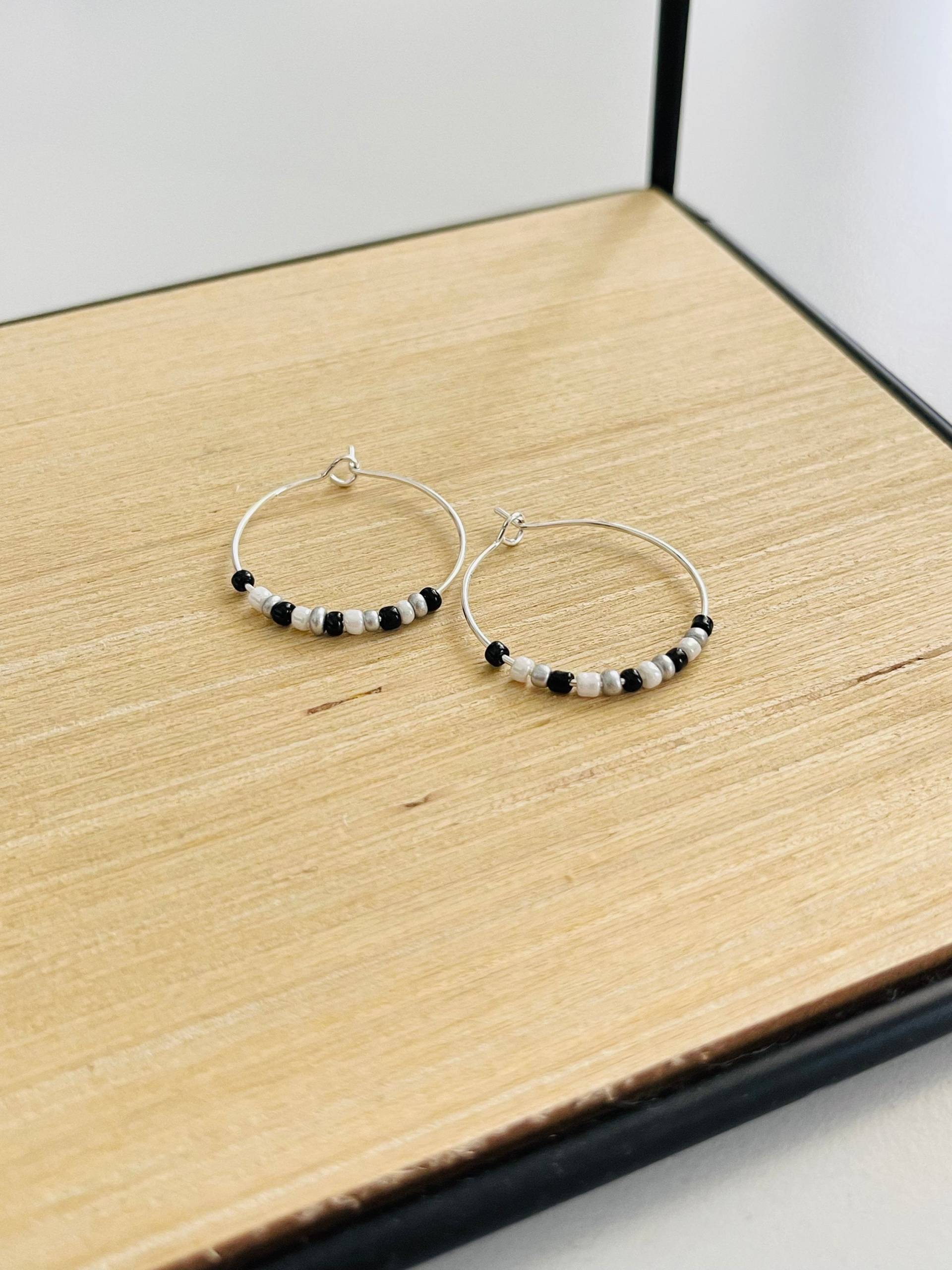 Silberne Creolen „ Black & White " Mit Bunten Glasperlen Perlenschmuck Silberschmuck Ohrringe Perlen Silberne Creolen „ Black & White " Mit Bunten Glasperlen Perlenschmuck Silberschmuck Ohrringe Perlen von findkind