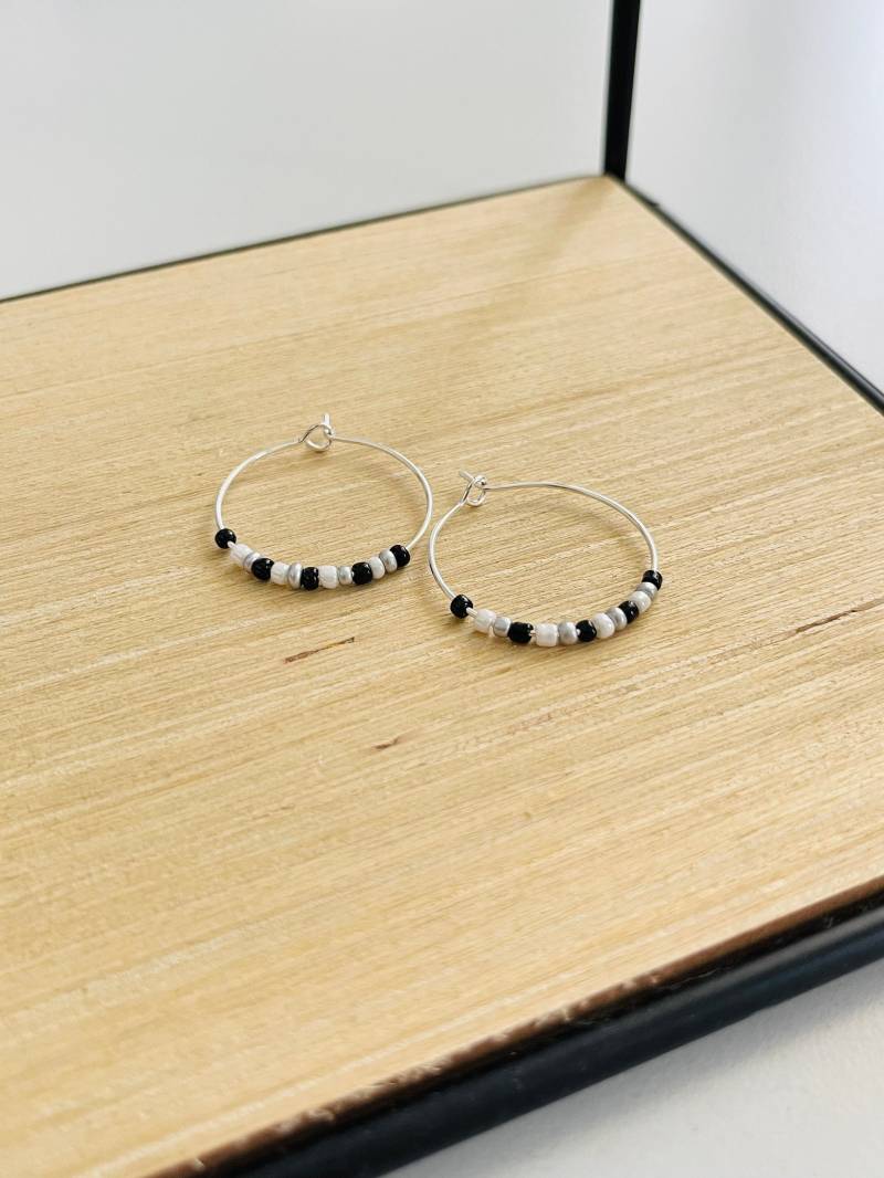 Silberne Creolen „ Black & White " Mit Bunten Glasperlen Perlenschmuck Silberschmuck Ohrringe Perlen von findkind