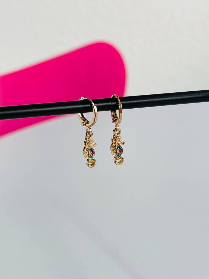 Vergoldete Mini Creolen Mit Seepferdchen Anhänger Goldschmuck Urlaub Strand Meer Ohrringe Sommer von findkind