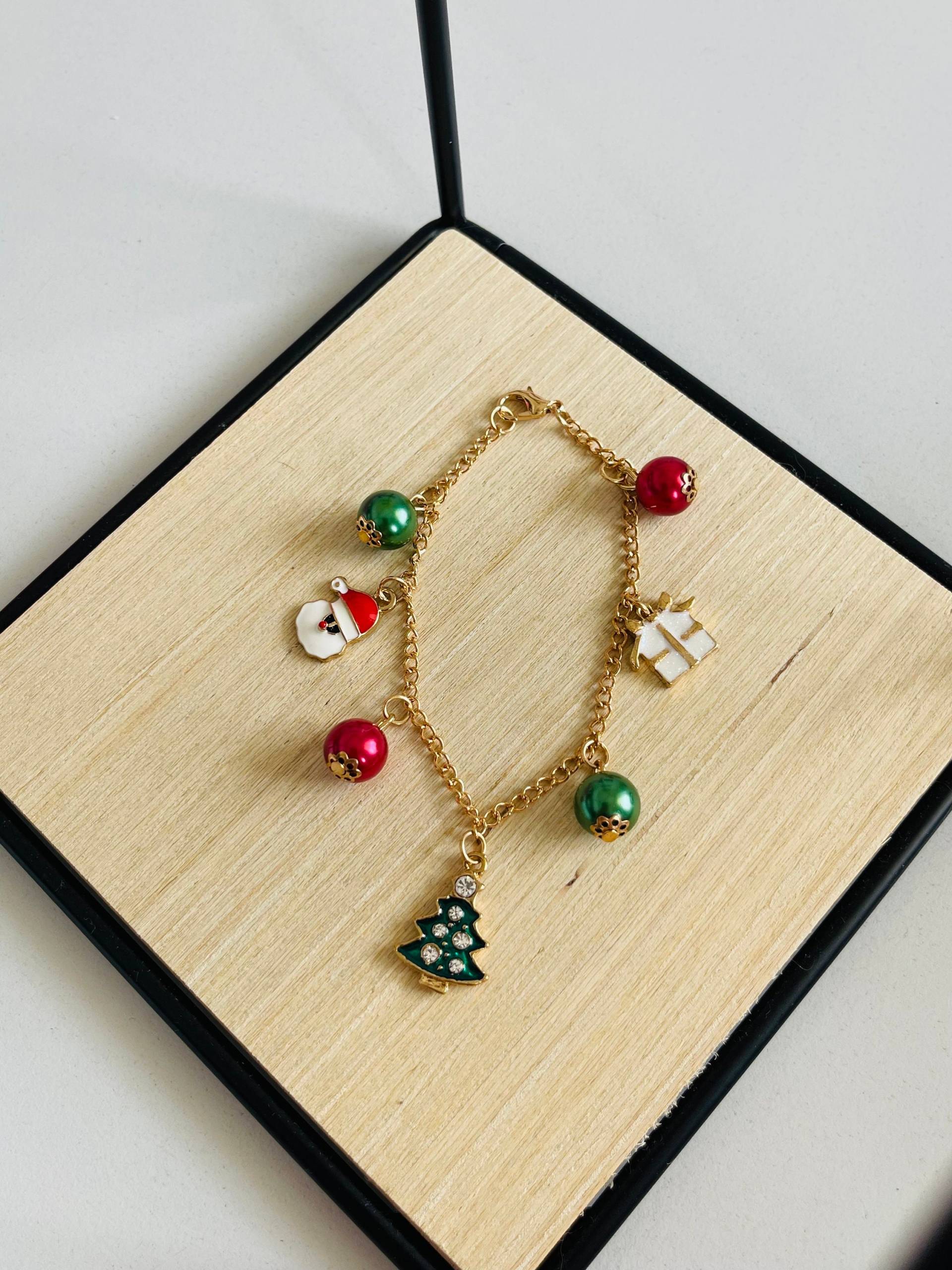 Weihnachtliches Bettelarmband in Gold Mit Weihnachtsmann Geschenk Und Tannenbaum Anhänger Perlen Motiv Weihnachtliches Bettelarmband in Gold Mit Weihnachtsmann Geschenk Und Tannenbaum Anhänger Perlen Motiv von findkind