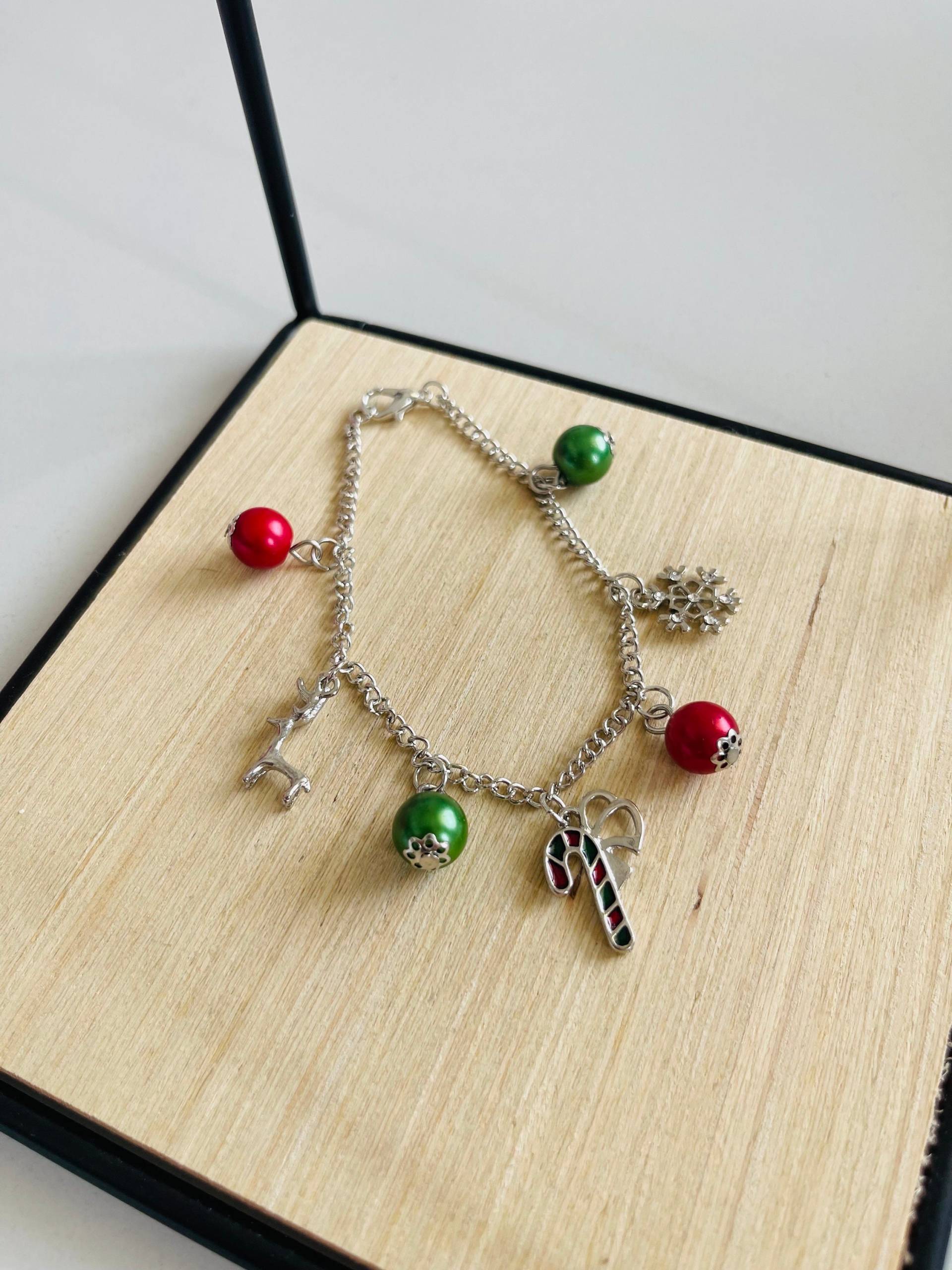 Weihnachtliches Bettelarmband in Silber Mit Zuckerstange Rentier Und Schneeflocke Weihnachtsgeschenk Christbaumkugeln Perlen Weihnachtliches Bettelarmband in Silber Mit Zuckerstange Rentier Und Schneeflocke Weihnachtsgeschenk Christbaumkugeln Perlen von findkind