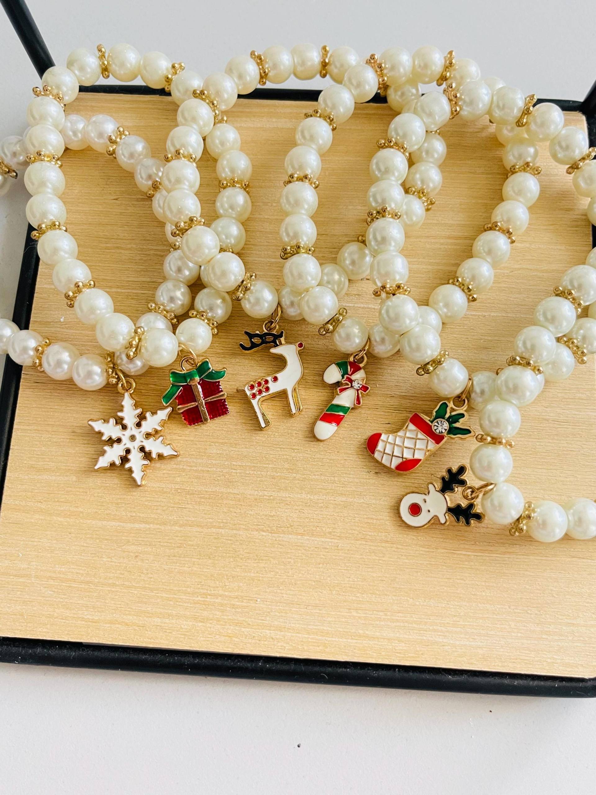 Weihnachtliches Perlenarmband in Gold Mit Weihnachtsmann Geschenk Und Tannenbaum Anhänger Perlen Motiv Weihnachtliches Perlenarmband in Gold Mit Weihnachtsmann Geschenk Und Tannenbaum Anhänger Perlen Motiv von findkind