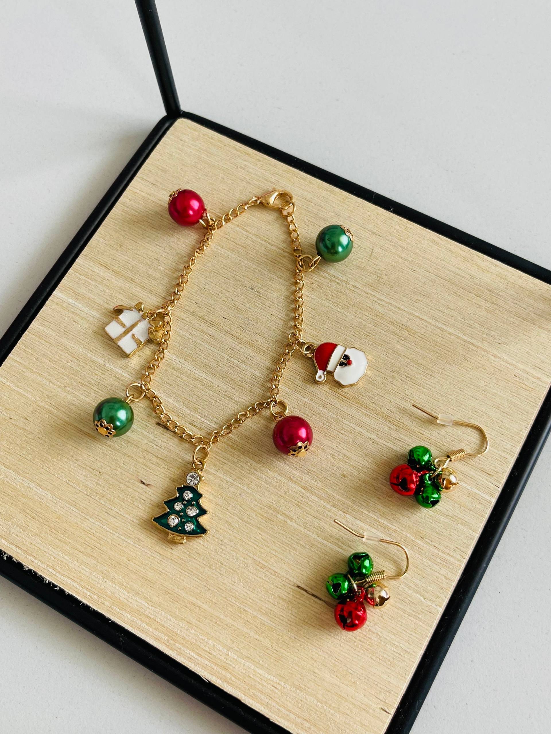 Weihnachtliches Schmuck Set Bettelarmband Gold Mit Weihnachtsmann Geschenk Und Tannenbaum Anhänger Hängeohrringe Weihnachtbaumkugel Bunt Weihnachtliches Schmuck Set Bettelarmband Gold Mit Weihnachtsmann Geschenk Und Tannenbaum Anhänger Hängeohrringe Weihnachtbaumkugel Bunt von findkind