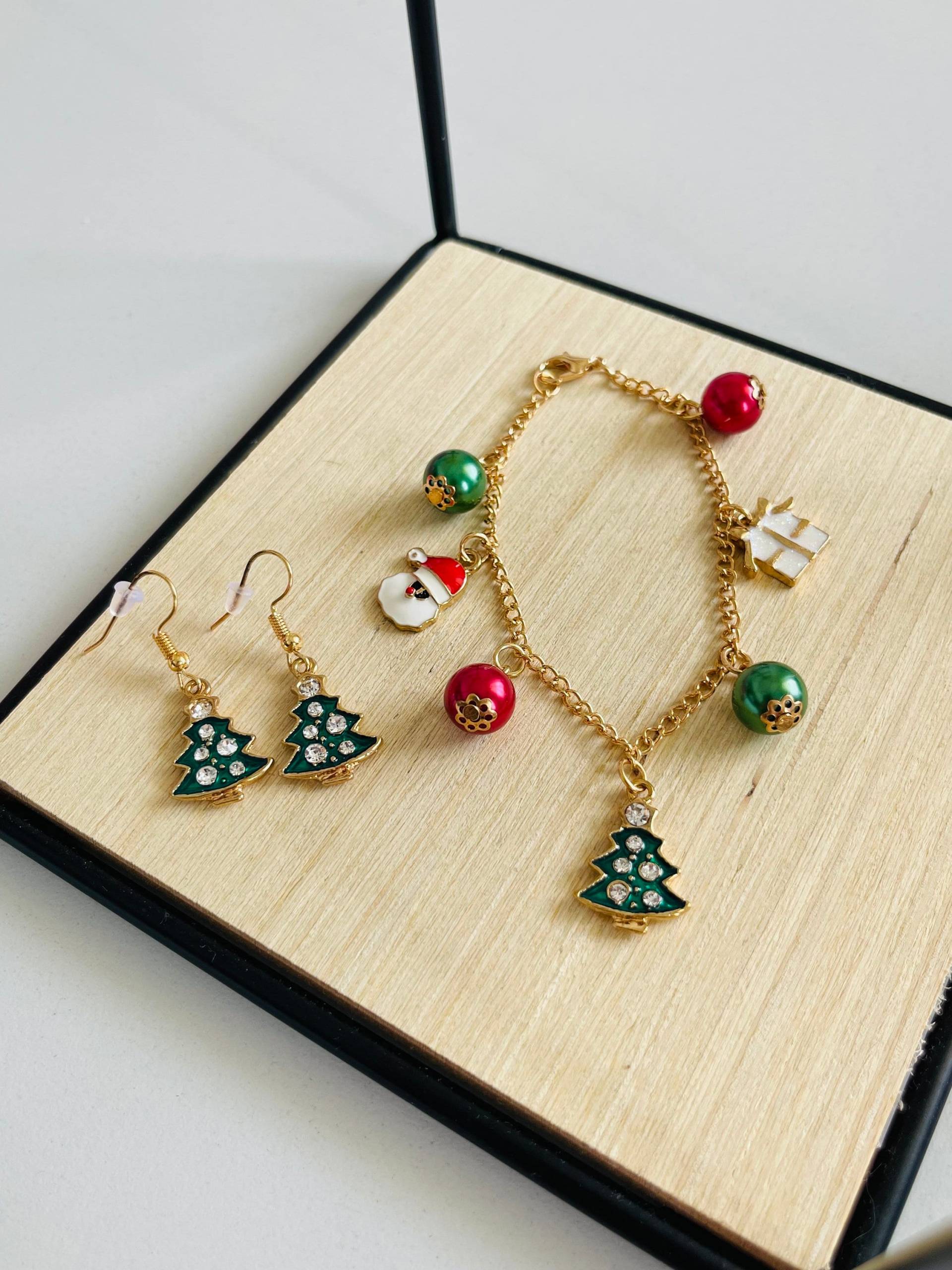 Weihnachtliches Schmuck Set Bettelarmband Gold Mit Weihnachtsmann Geschenk Und Tannenbaum Anhänger Hängeohrringe Weihnachtsbaum Grün Weihnachtliches Schmuck Set Bettelarmband Gold Mit Weihnachtsmann Geschenk Und Tannenbaum Anhänger Hängeohrringe Weihnachtsbaum Grün von findkind