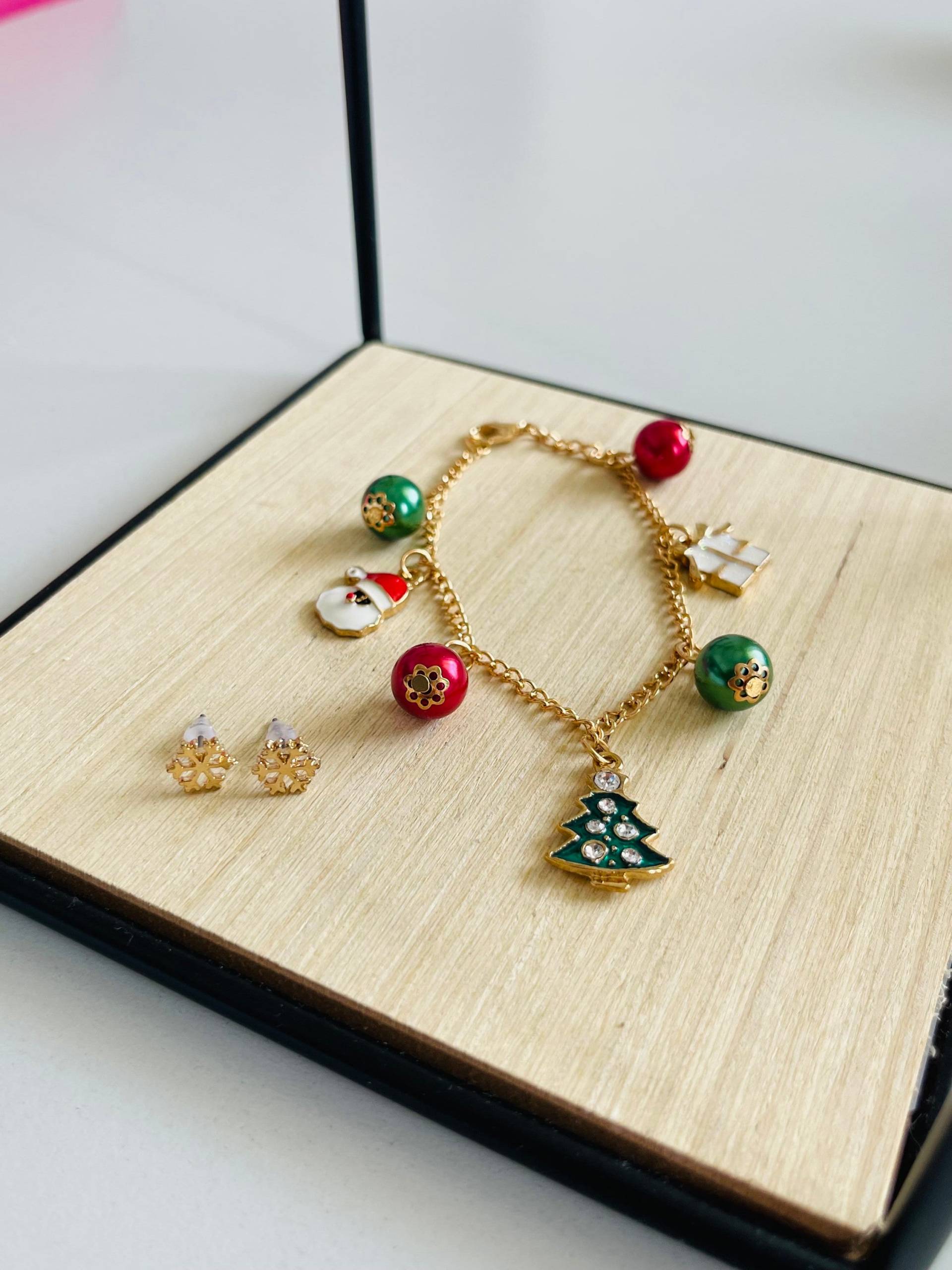 Weihnachtliches Schmuck Set Bettelarmband Gold Mit Weihnachtsmann Geschenk Und Tannenbaum Anhänger Ohrstecker Schneeflocke Weihnachtliches Schmuck Set Bettelarmband Gold Mit Weihnachtsmann Geschenk Und Tannenbaum Anhänger Ohrstecker Schneeflocke von findkind