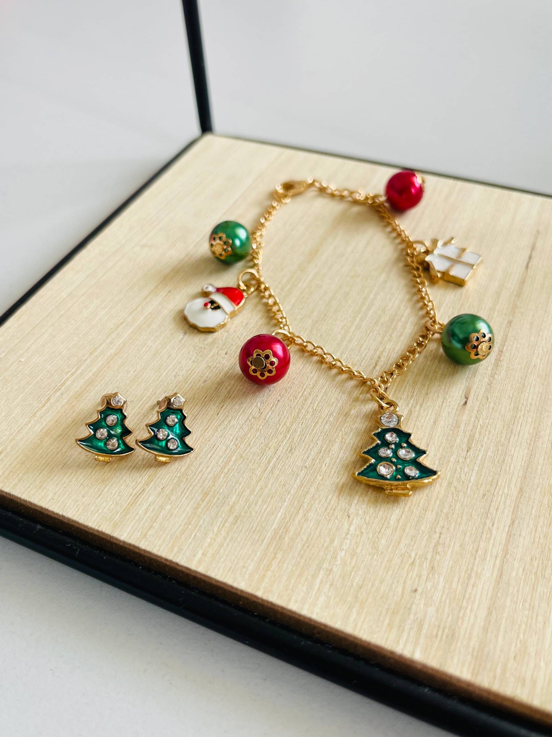 Weihnachtliches Schmuck Set Bettelarmband Gold Mit Weihnachtsmann Geschenk Und Tannenbaum Anhänger Ohrstecker Weihnachtsbaum Weihnachtliches Schmuck Set Bettelarmband Gold Mit Weihnachtsmann Geschenk Und Tannenbaum Anhänger Ohrstecker Weihnachtsbaum von findkind