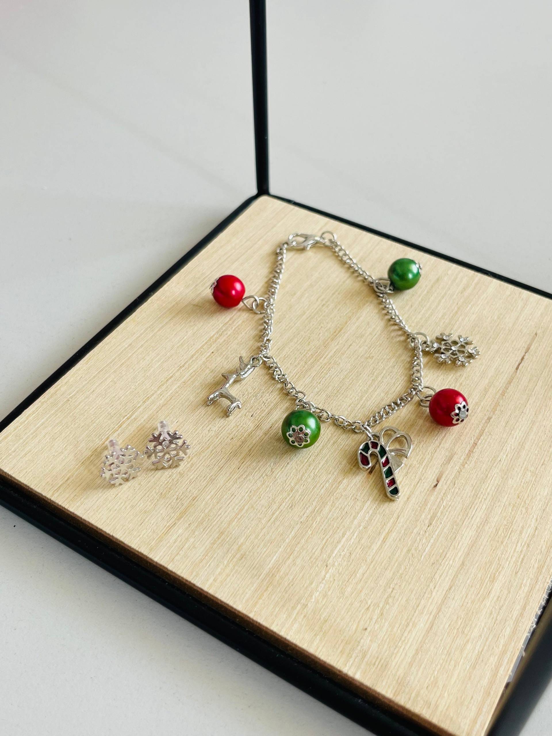 Weihnachtliches Schmuck Set Bettelarmband Silber Mit Zuckerstange Rentier Schneeflocke Und Ohrstecker Weihnachtsgeschenk Weihnachtliches Schmuck Set Bettelarmband Silber Mit Zuckerstange Rentier Schneeflocke Und Ohrstecker Weihnachtsgeschenk von findkind