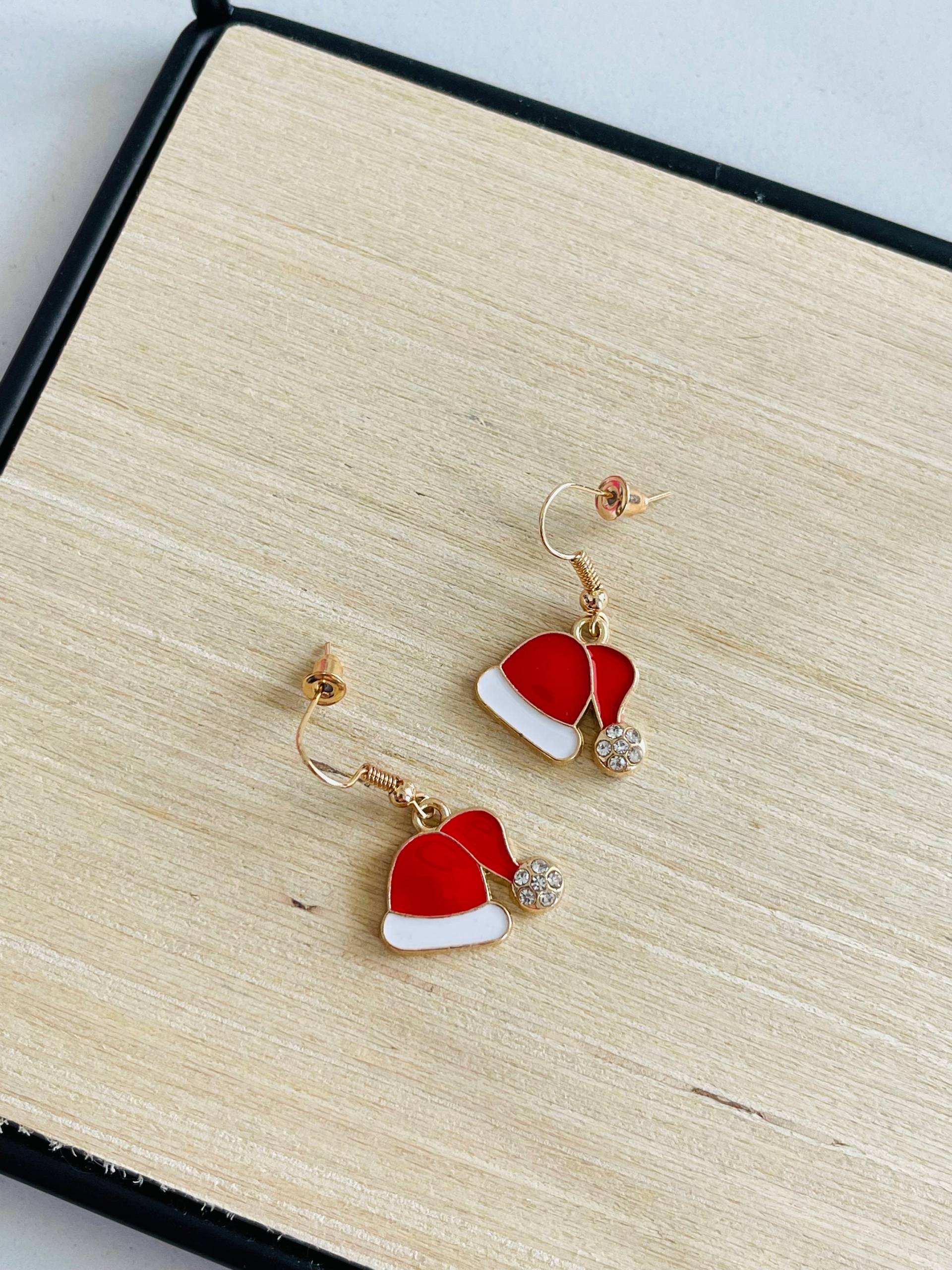 Weihnachtsmann Mütze Ohrhänger Gold - Hängeohrringe Rot Bommelmütze Weihnachtlicher Ohrschmuck Geschenk Weihnachtsmann Mütze Ohrhänger Gold - Hängeohrringe Rot Bommelmütze Weihnachtlicher Ohrschmuck Geschenk von findkind