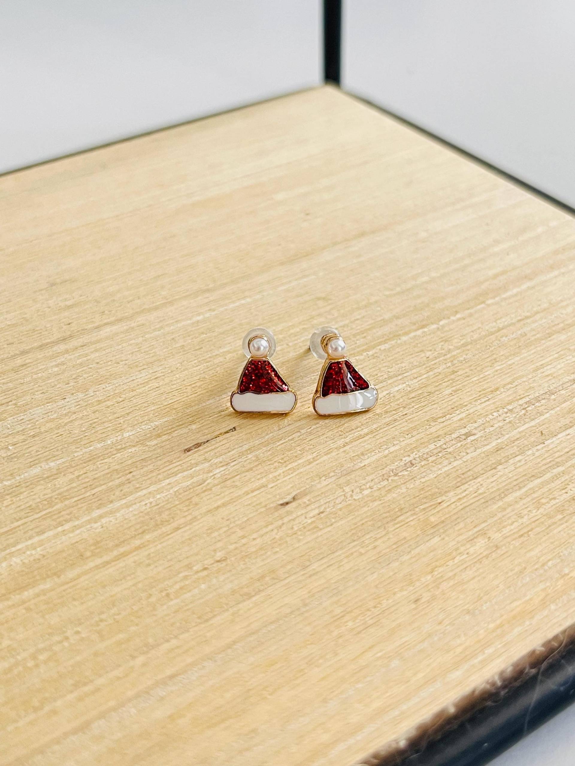 Weihnachtsmann Mütze Ohrstecker Gold - Rot Bommelmütze Mit Perle Weihnachtlicher Ohrschmuck Geschenk Weihnachtsmann Mütze Ohrstecker Gold - Rot Bommelmütze Mit Perle Weihnachtlicher Ohrschmuck Geschenk von findkind