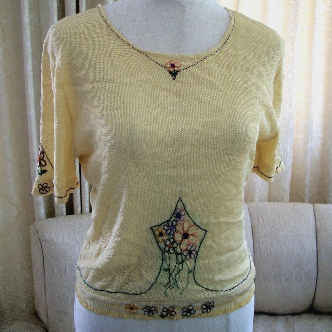 Handbesticktes Oberteil, Bluse, Hellgelber Strick, Mit Bunten Blumen, Vintage 1970Er Jahre Handbesticktes Oberteil, Bluse, Hellgelber Strick, Mit Bunten Blumen, Vintage 1970Er Jahre von fineartfindings