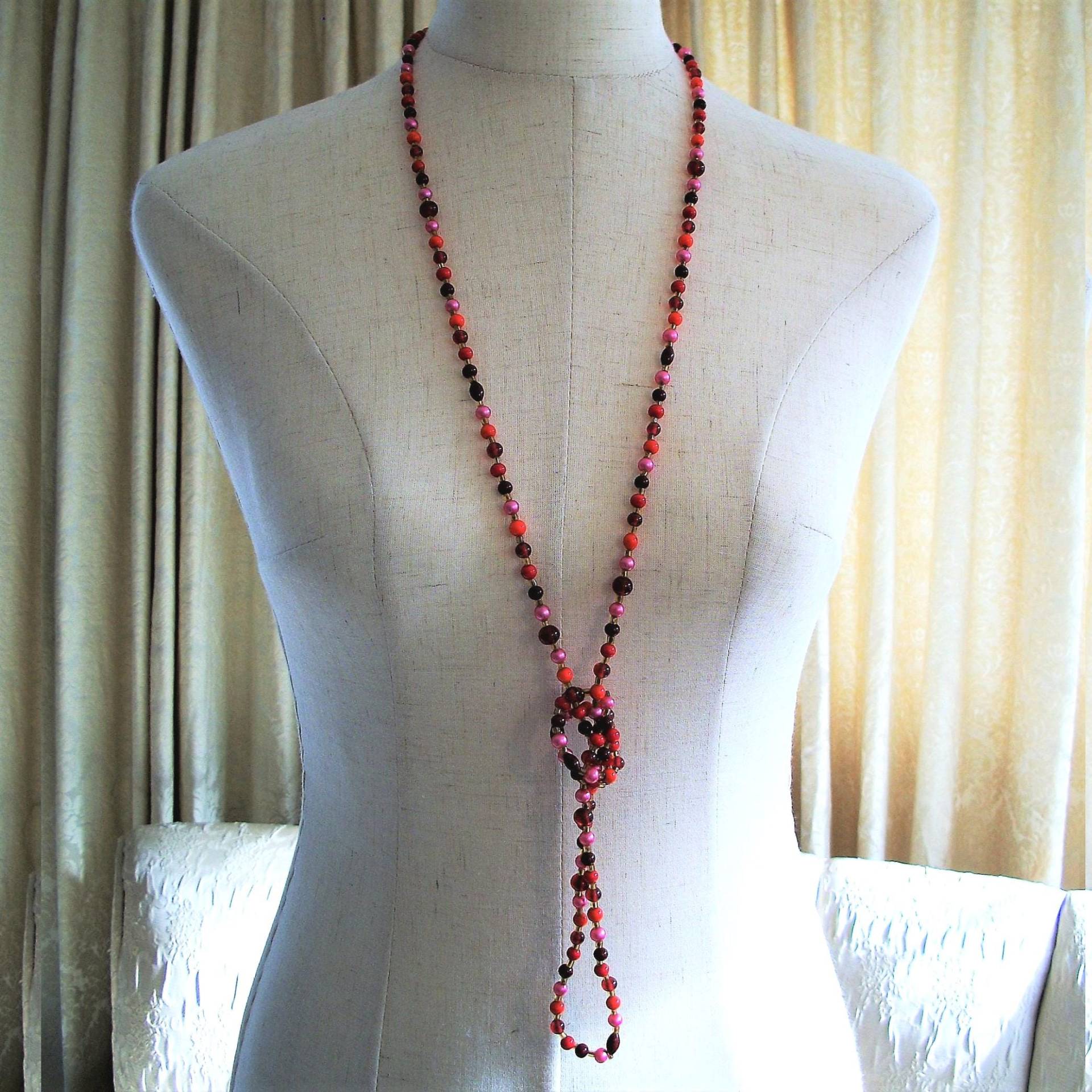 Vintage 1940S Lange Perlenkette Rot, Rosa, Braun Vintage 1940S Lange Perlenkette Rot, Rosa, Braun von fineartfindings