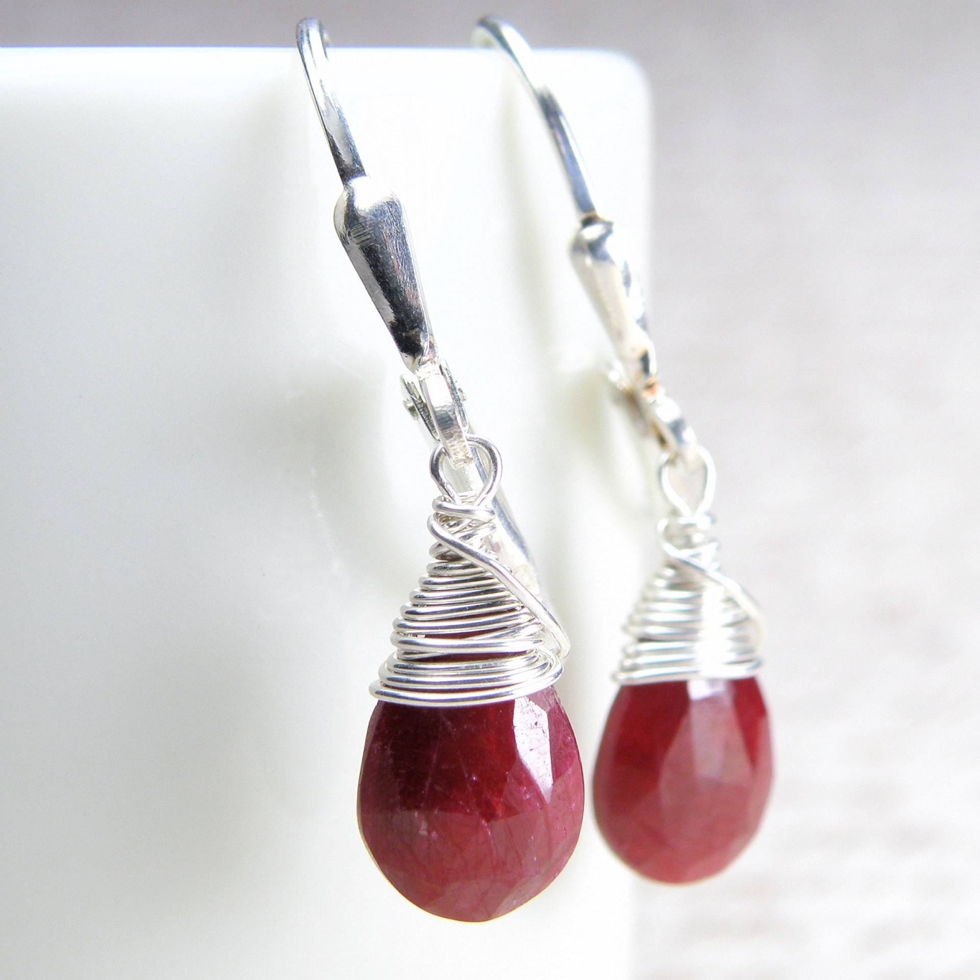 Natürlicher Roter Rubin Ohrhänger, Sterling Silber Wrap, Birnen Träne Edelstein Schmuck, Handgemachtes Juli Geburtstags Birthstone Geschenk von fineheart