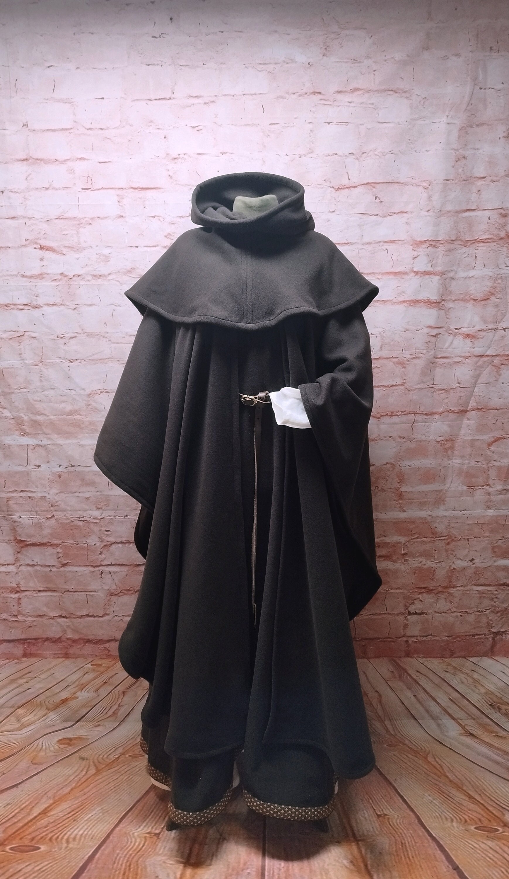 Umhang Und Gugel Braun Kapuze Lang Wollstoff, Mittelalter, Wikinger, Fantasy, Larp, Sca, Waldläufer Umhang Und Gugel Braun Kapuze Lang Wollstoff, Mittelalter, Wikinger, Fantasy, Larp, Sca, Waldläufer von finsterbuschkleider