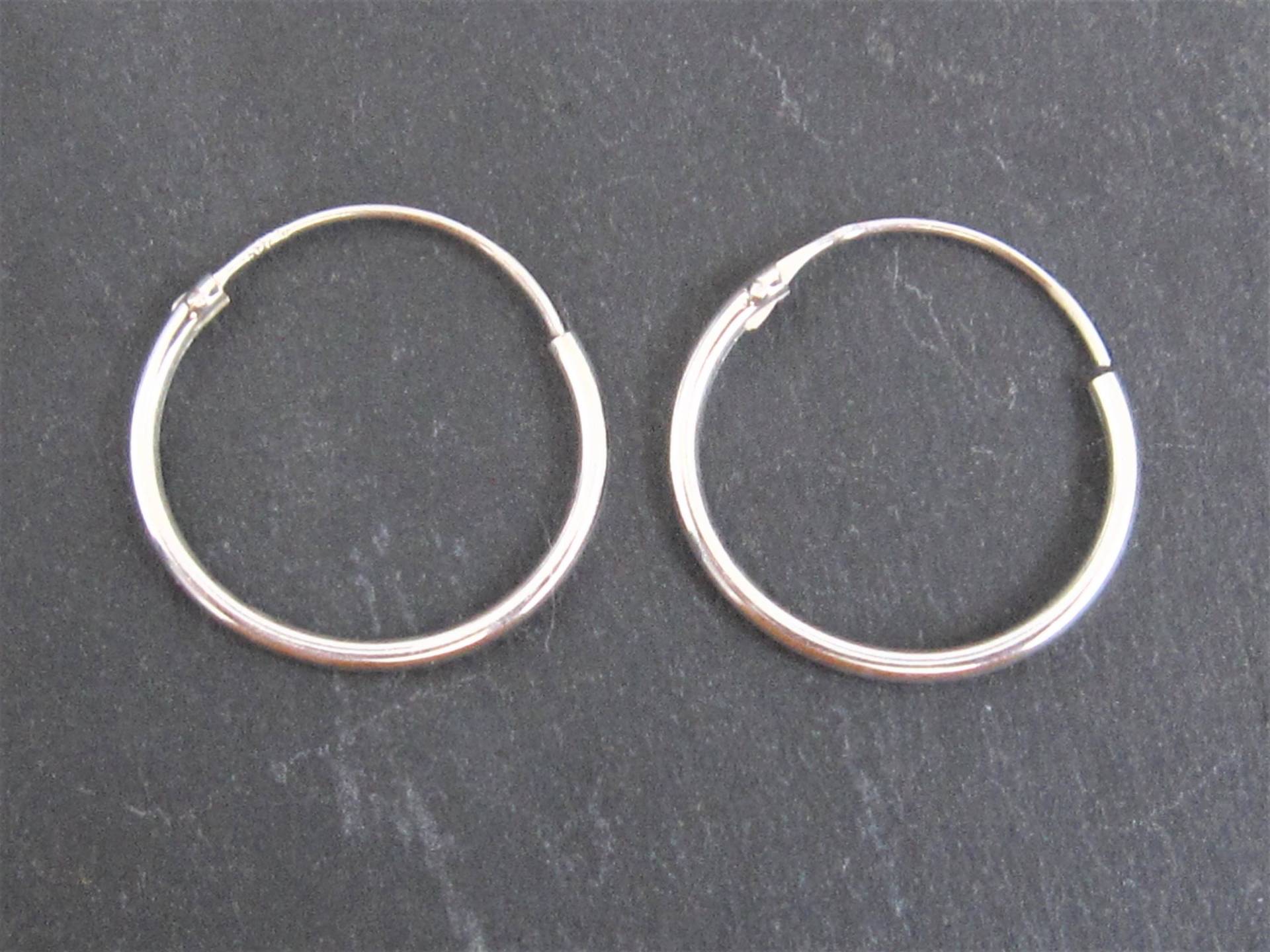 sterling Silber Feine Creolen. 16mm. Scharnier-Clip-Verschluss. Gepiercte Ohren sterling Silber Feine Creolen. 16mm. Scharnier-Clip-Verschluss. Gepiercte Ohren von fionakayebeads