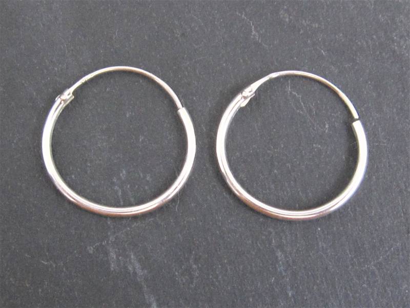 sterling Silber Feine Creolen. 16mm. Scharnier-Clip-Verschluss. Gepiercte Ohren von fionakayebeads