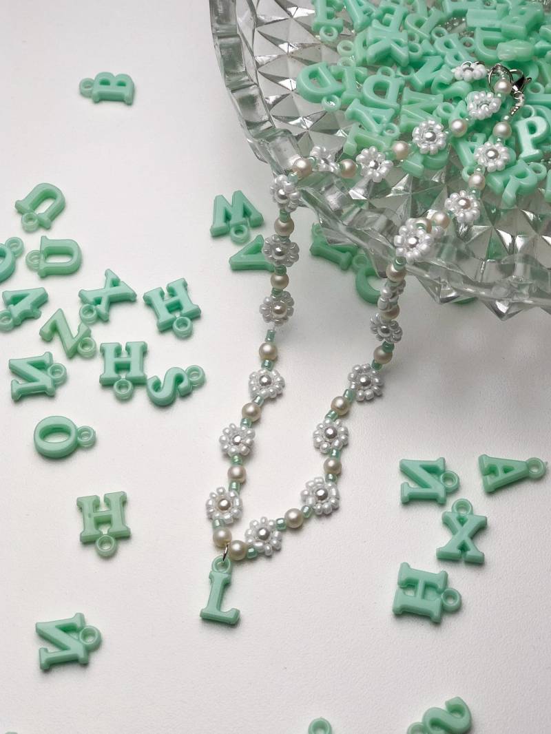 Fiore & I | Perlenkette Letter in Grün/Beige Fiore & I | Perlenkette Letter in Grün/Beige von fioreandi