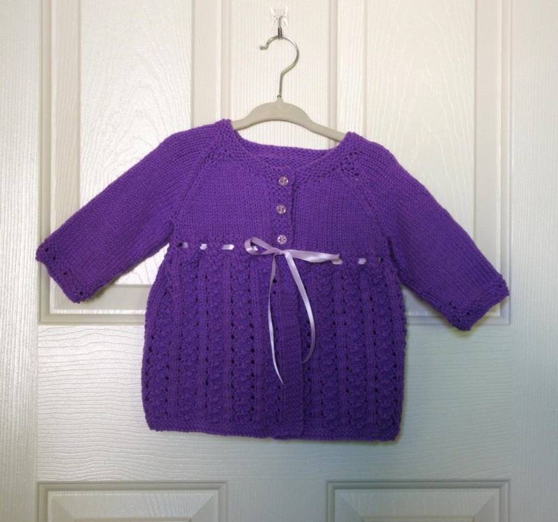 Gestrickter Lila Baby Strickjacke/Pullover Mit Band von firelightknitting