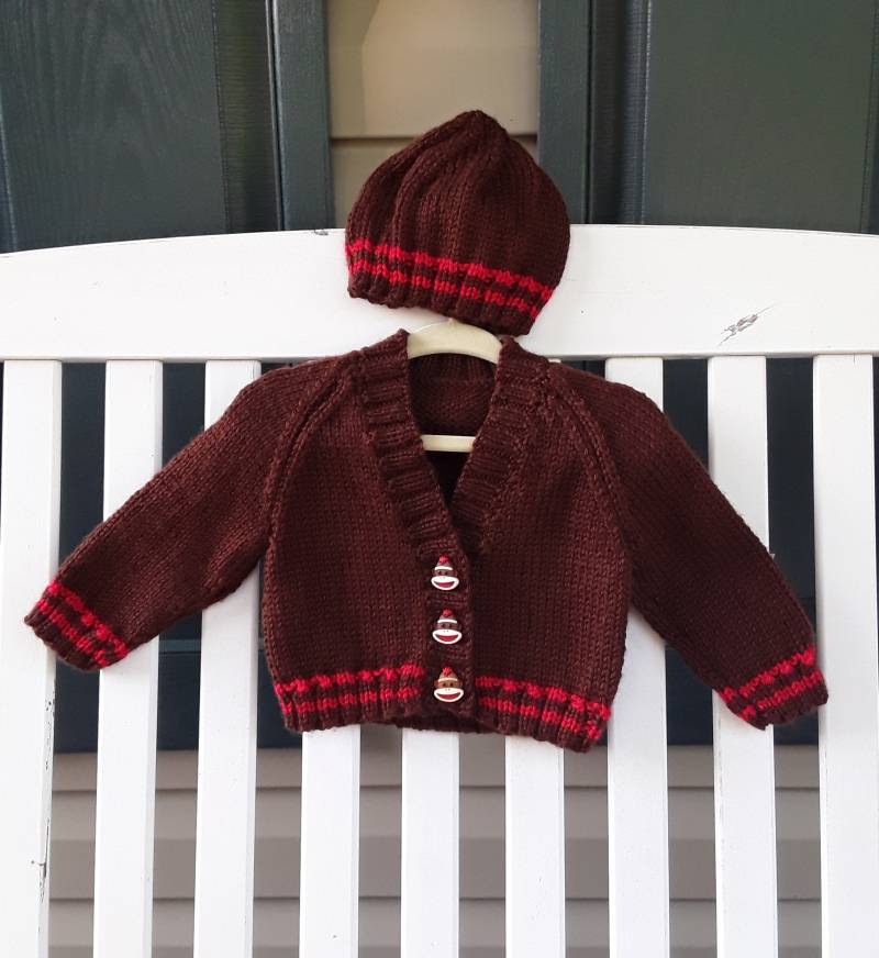 Hand Gestrickt - Brauner Und Weinroter Pullover Mit Socken Affenknöpfen Passendem Hutset von firelightknitting