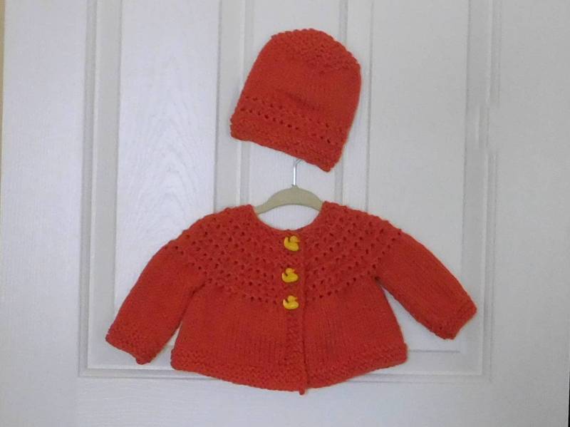 Handgestrickt - Burnt Orange Baby Pullover Mit Entenknöpfen Und Passender Mütze Set von firelightknitting