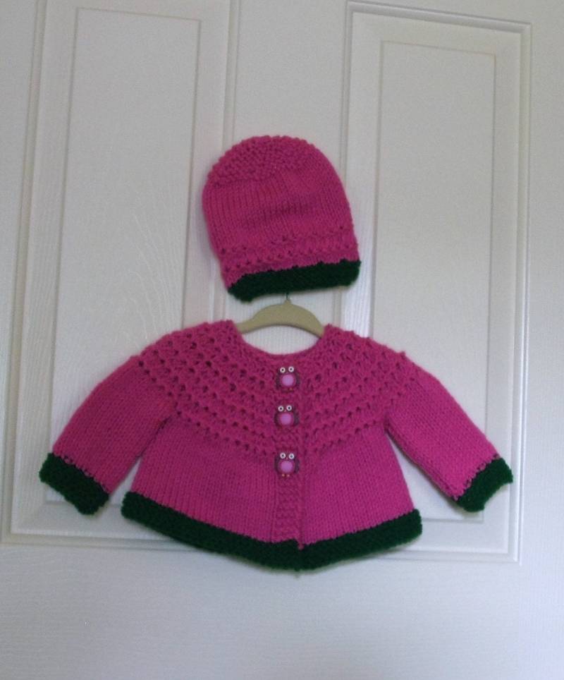 Handgestrickt - Hellrosa Und Dunkelgrünes Babypullover Mütze Set Mit Eulenknöpfen von firelightknitting