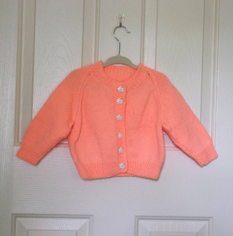 Handgestrickt - Peach Childs Cardigan Mit Weißen Hasenknöpfen von firelightknitting