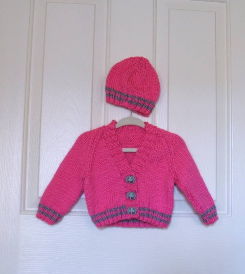 Handgestrickt - Rosa Baby Pullover Und Mütze Set Mit Grauer Borte Elefantenknöpfen von firelightknitting