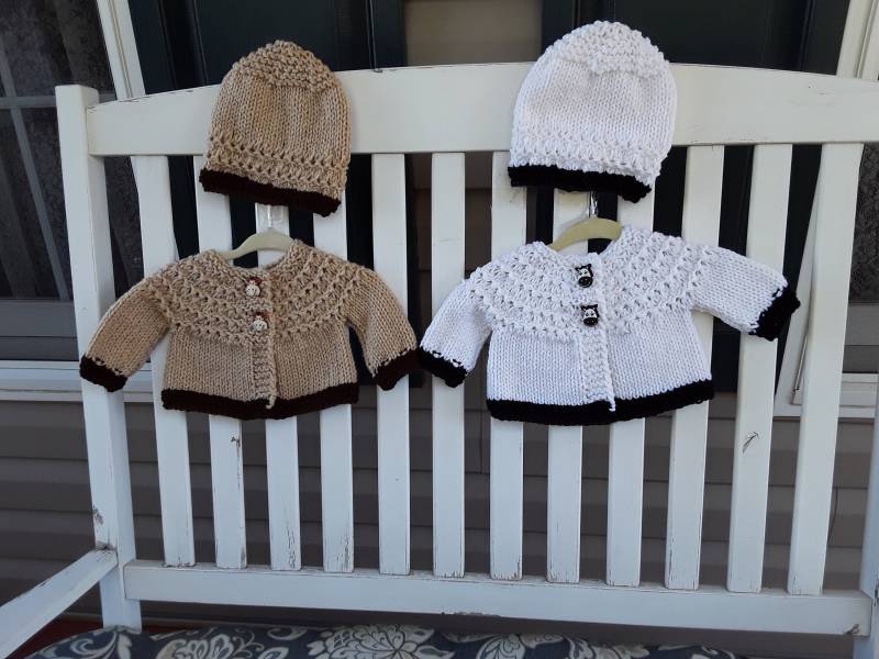 Handgestrickt - Weißer Baby Cardigan Mit Zebra Knöpfen Oder Brauner Giraffenknöpfen von firelightknitting