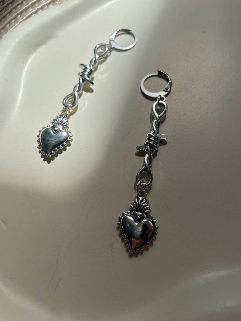Ohrringe// Ohrhänger // Stacheldraht Herz// Punk Maschendraht Edelstahl Earweights von firrlepunkzzz
